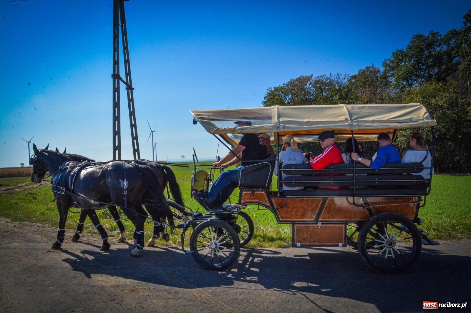 Zdjęcie w galerii na portalu naszraciborz.pl: Słoneczny Hubertus w Żerdzinach. Lisią kitę zerwał Jakub Niedbała wiadomości z regionu