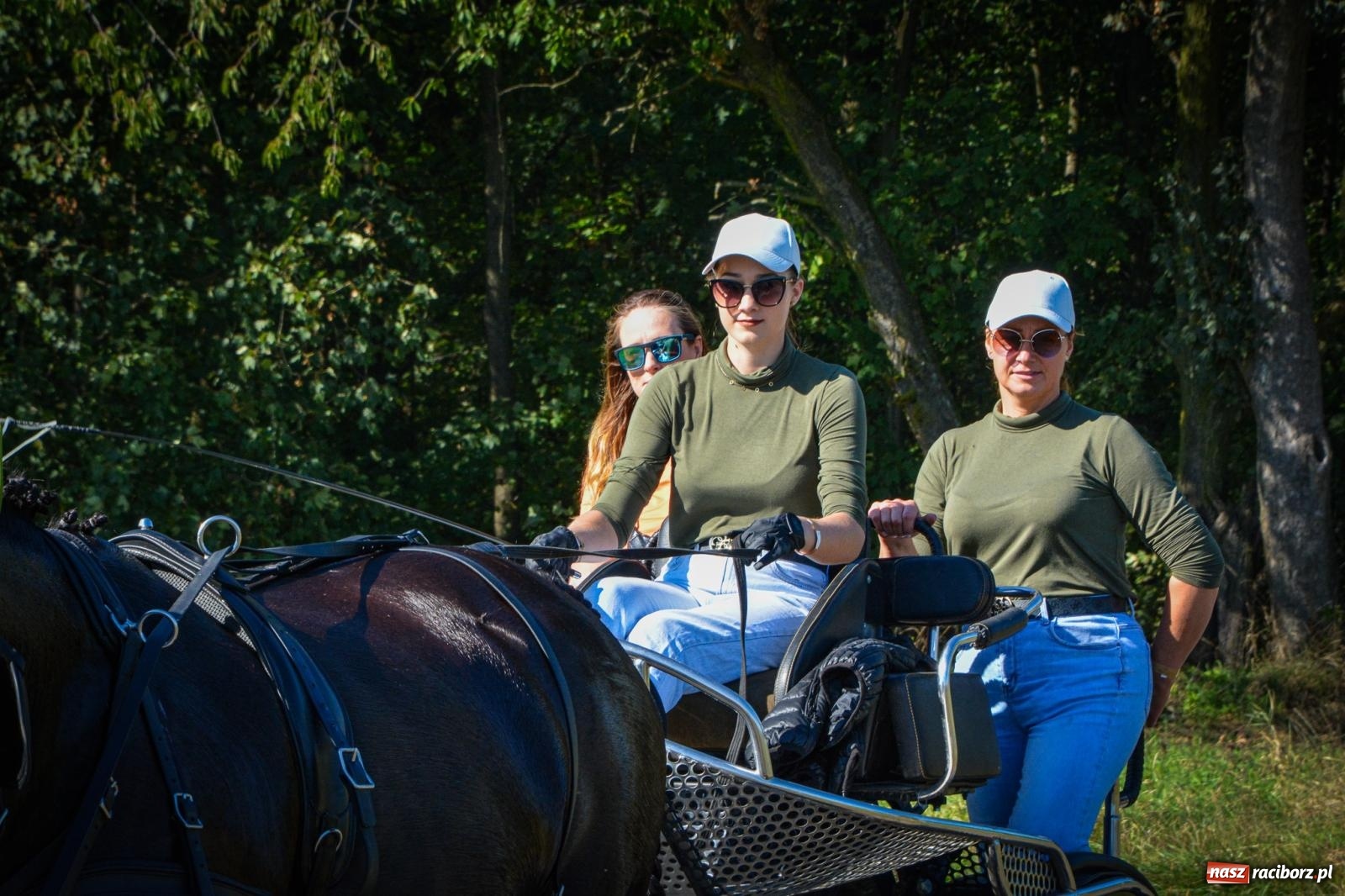 Zdjęcie w galerii na portalu naszraciborz.pl: Słoneczny Hubertus w Żerdzinach. Lisią kitę zerwał Jakub Niedbała wiadomości z regionu