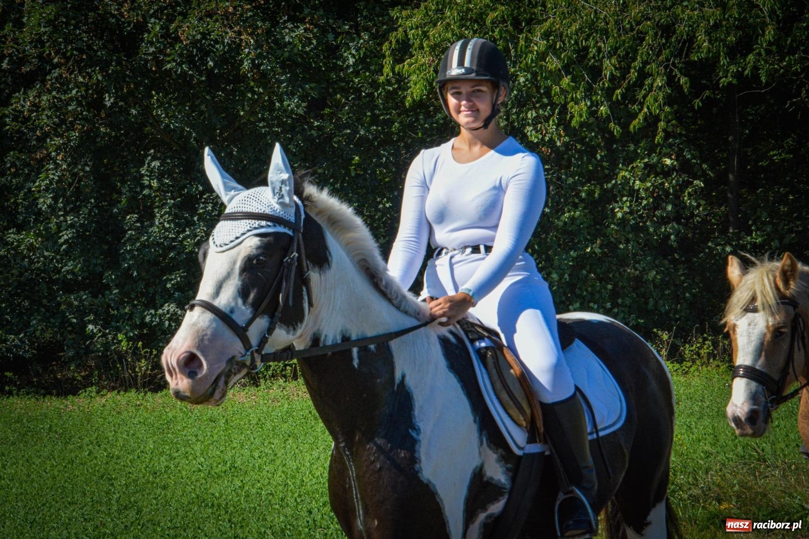 Zdjęcie w galerii na portalu naszraciborz.pl: Słoneczny Hubertus w Żerdzinach. Lisią kitę zerwał Jakub Niedbała wiadomości z regionu