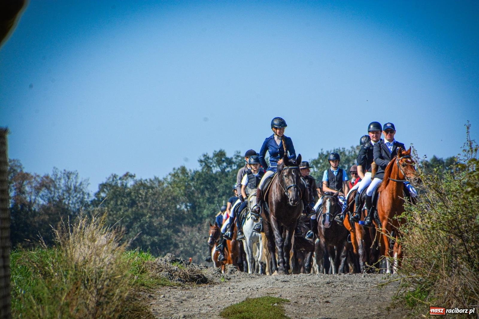 Zdjęcie w galerii na portalu naszraciborz.pl: Słoneczny Hubertus w Żerdzinach. Lisią kitę zerwał Jakub Niedbała wiadomości z regionu