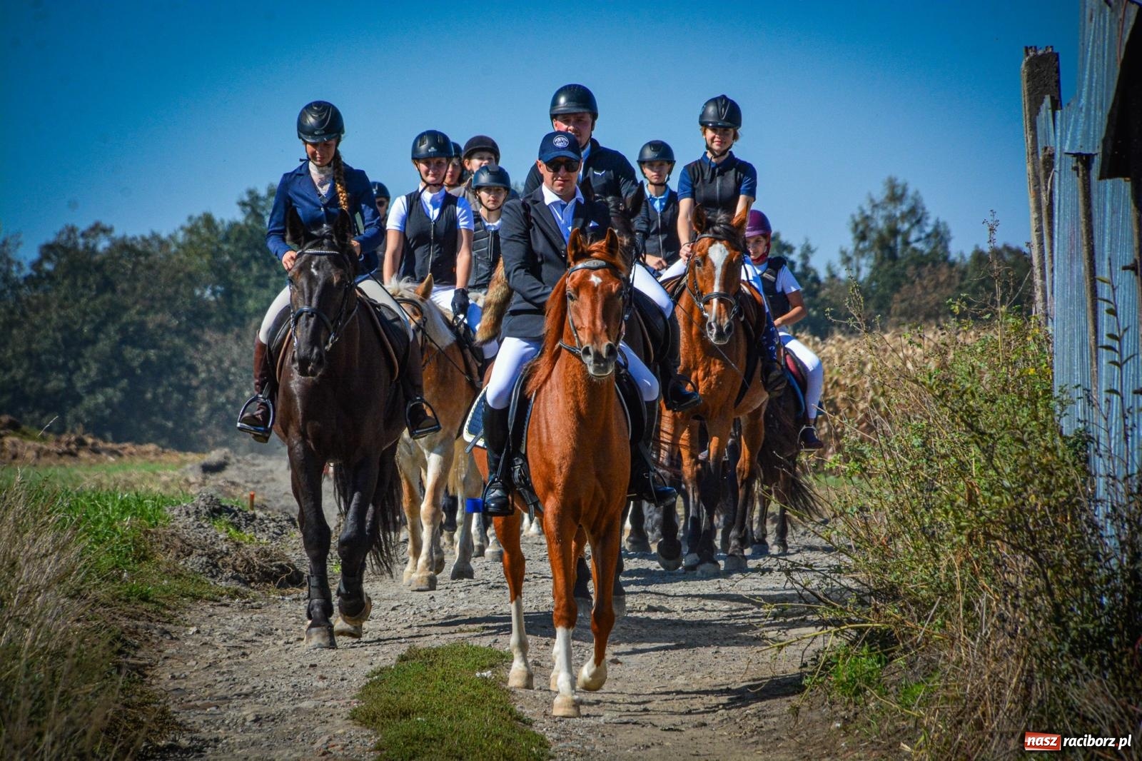 Zdjęcie w galerii na portalu naszraciborz.pl: Słoneczny Hubertus w Żerdzinach. Lisią kitę zerwał Jakub Niedbała wiadomości z regionu