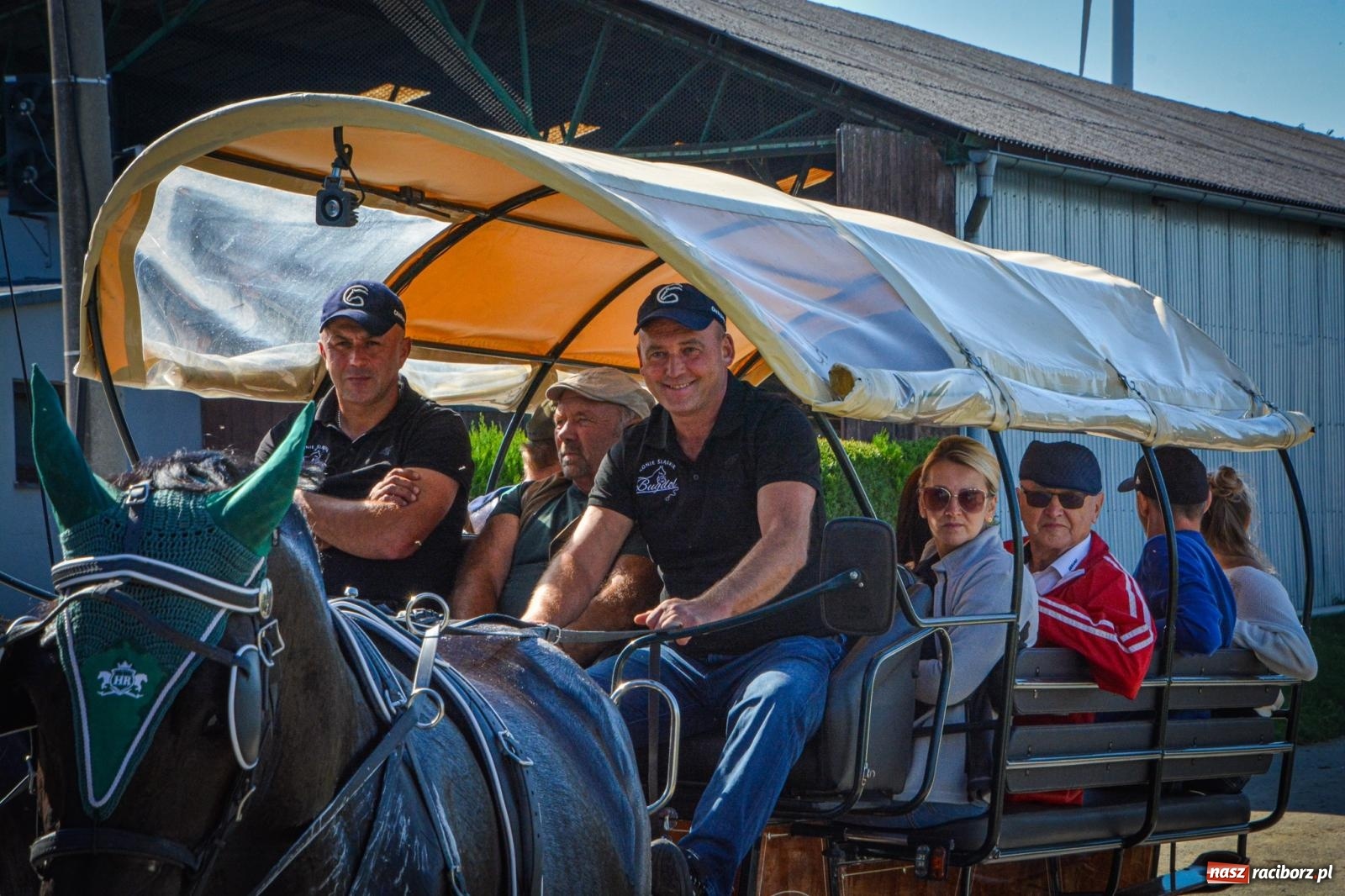 Zdjęcie w galerii na portalu naszraciborz.pl: Słoneczny Hubertus w Żerdzinach. Lisią kitę zerwał Jakub Niedbała wiadomości z regionu