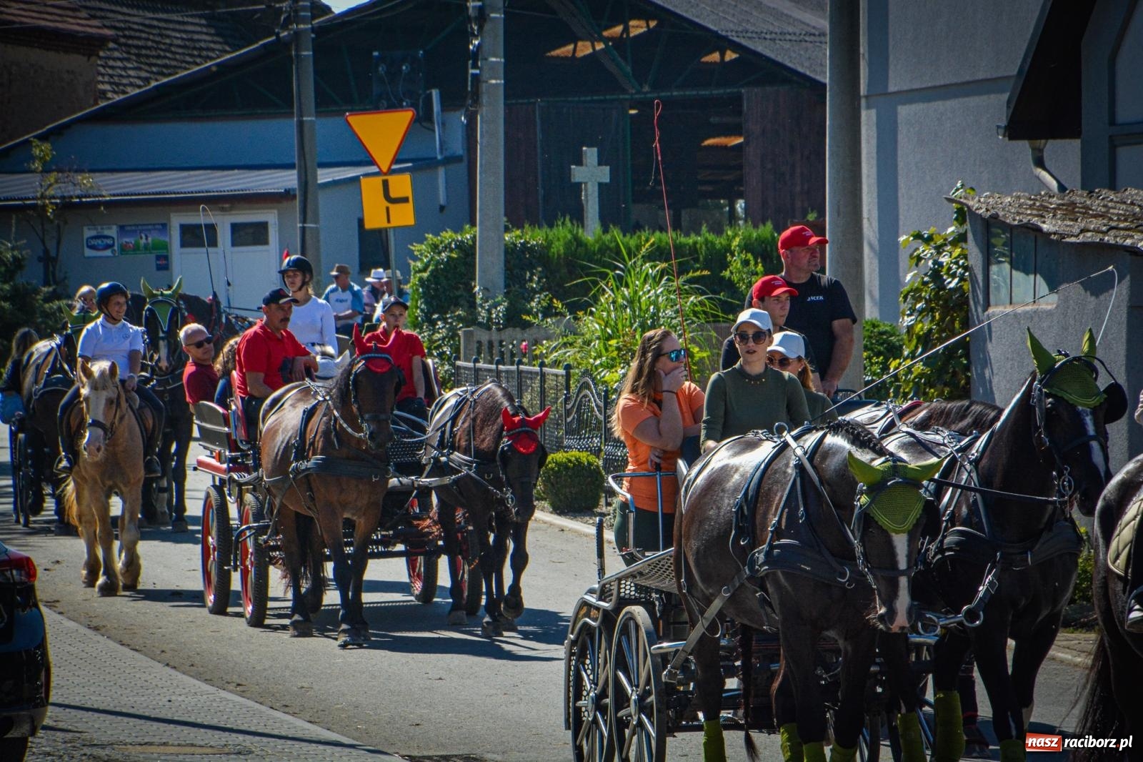 Zdjęcie w galerii na portalu naszraciborz.pl: Słoneczny Hubertus w Żerdzinach. Lisią kitę zerwał Jakub Niedbała wiadomości z regionu