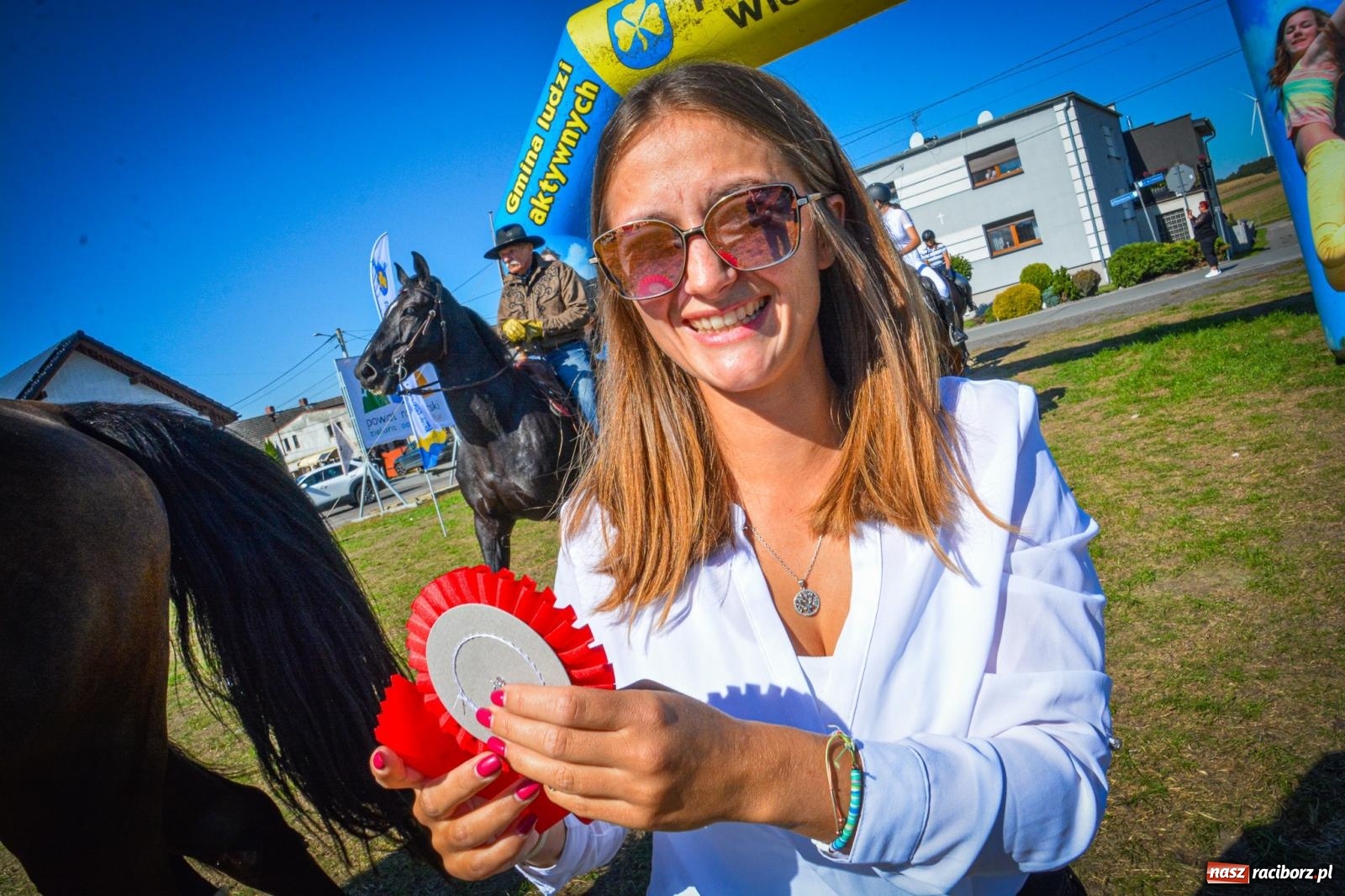 Zdjęcie w galerii na portalu naszraciborz.pl: Słoneczny Hubertus w Żerdzinach. Lisią kitę zerwał Jakub Niedbała wiadomości z regionu
