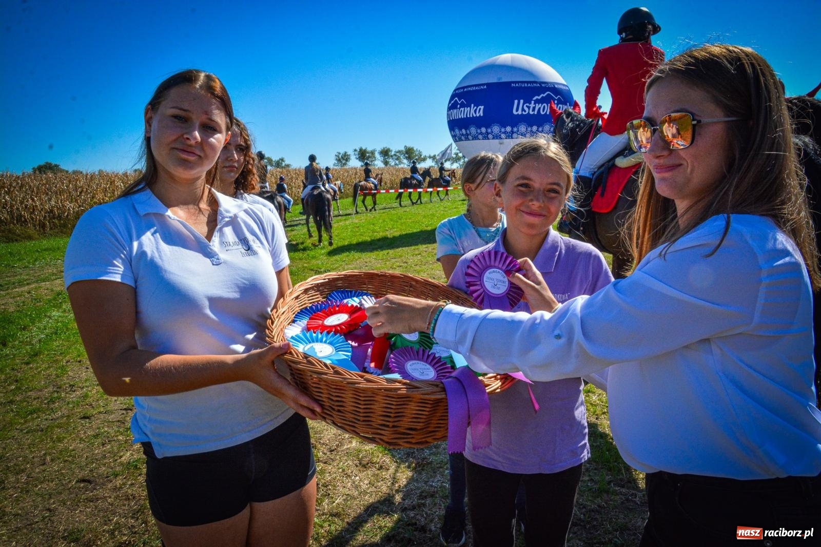 Zdjęcie w galerii na portalu naszraciborz.pl: Słoneczny Hubertus w Żerdzinach. Lisią kitę zerwał Jakub Niedbała wiadomości z regionu