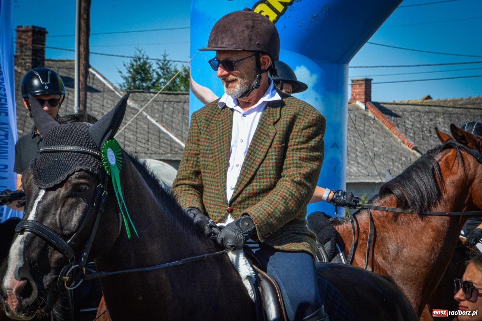 Zdjęcie w galerii na portalu naszraciborz.pl: Słoneczny Hubertus w Żerdzinach. Lisią kitę zerwał Jakub Niedbała wiadomości z regionu