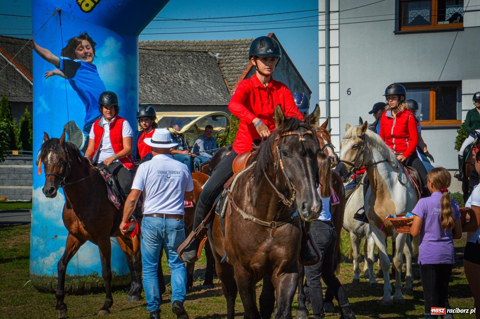Zdjęcie w galerii na portalu naszraciborz.pl: Słoneczny Hubertus w Żerdzinach. Lisią kitę zerwał Jakub Niedbała wiadomości z regionu