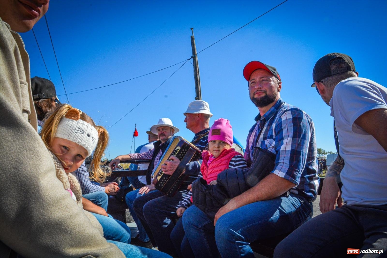 Zdjęcie w galerii na portalu naszraciborz.pl: Słoneczny Hubertus w Żerdzinach. Lisią kitę zerwał Jakub Niedbała wiadomości z regionu