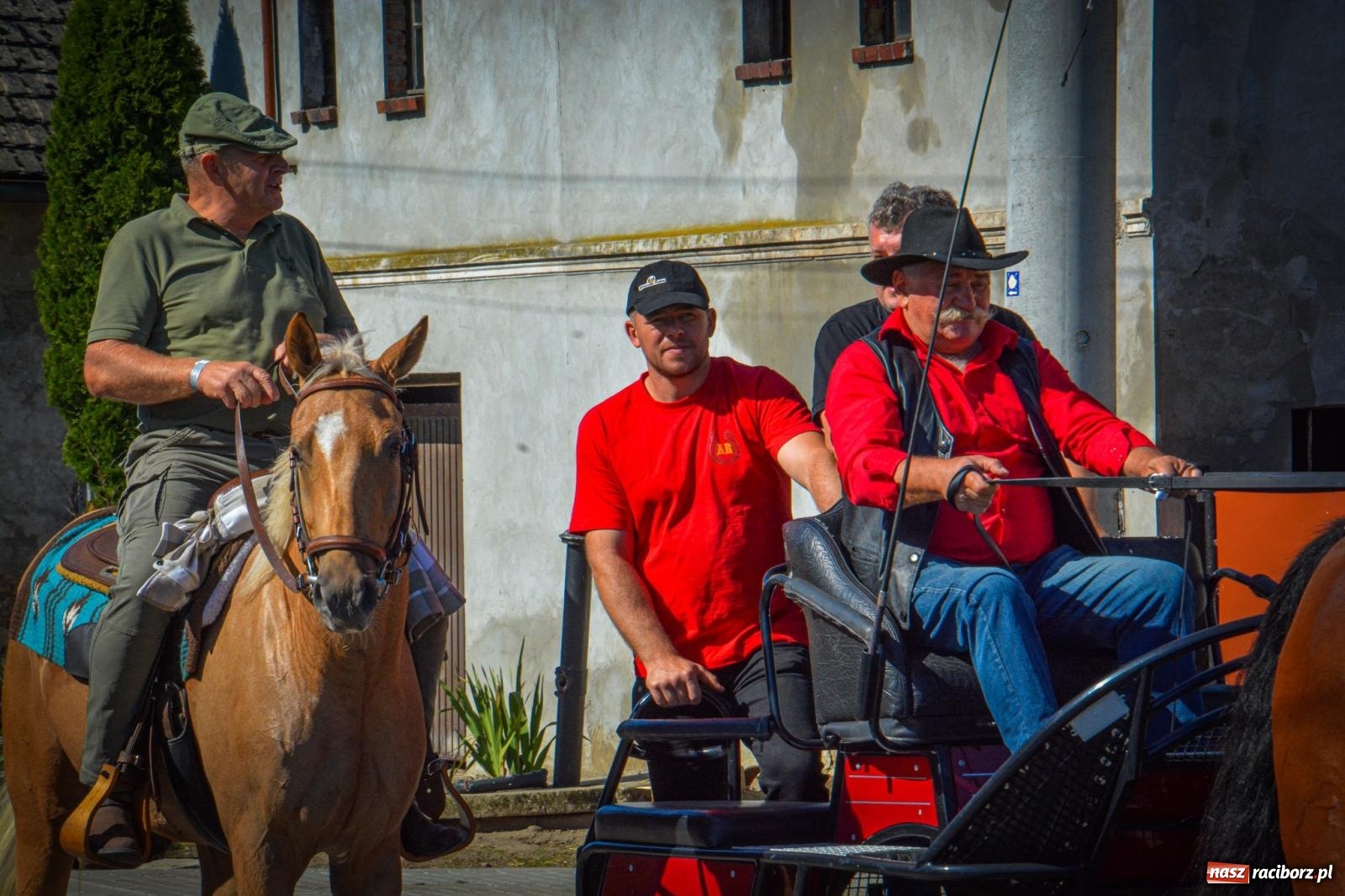 Zdjęcie w galerii na portalu naszraciborz.pl: Słoneczny Hubertus w Żerdzinach. Lisią kitę zerwał Jakub Niedbała wiadomości z regionu