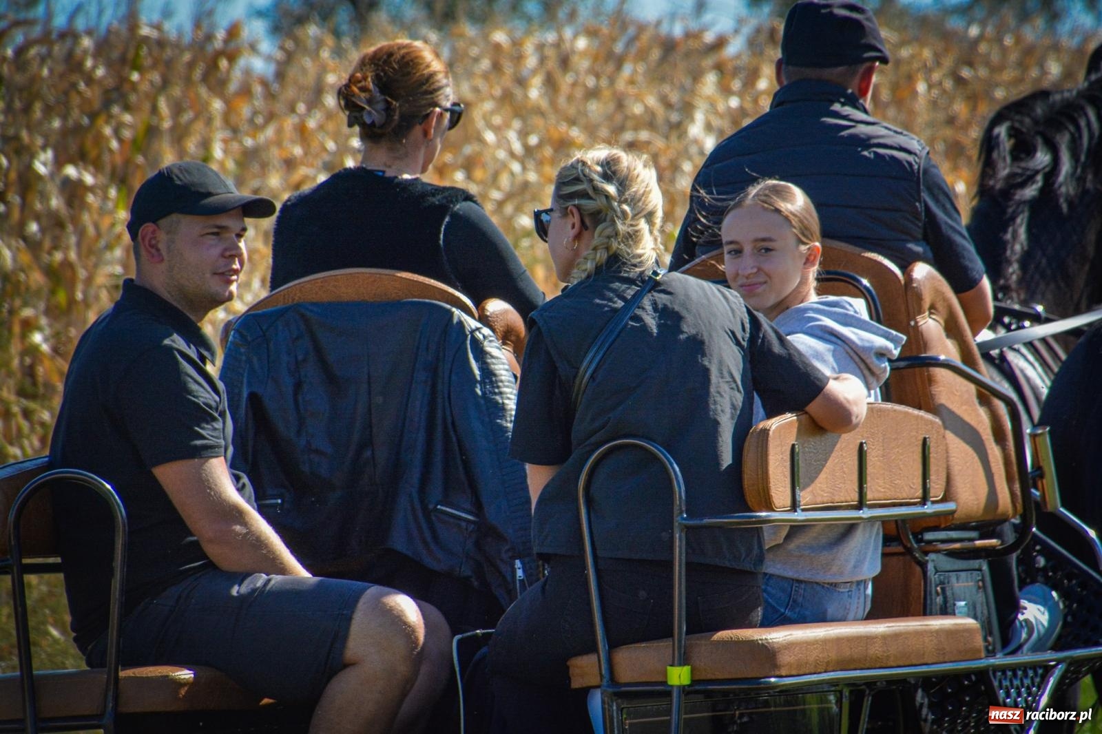 Zdjęcie w galerii na portalu naszraciborz.pl: Słoneczny Hubertus w Żerdzinach. Lisią kitę zerwał Jakub Niedbała wiadomości z regionu