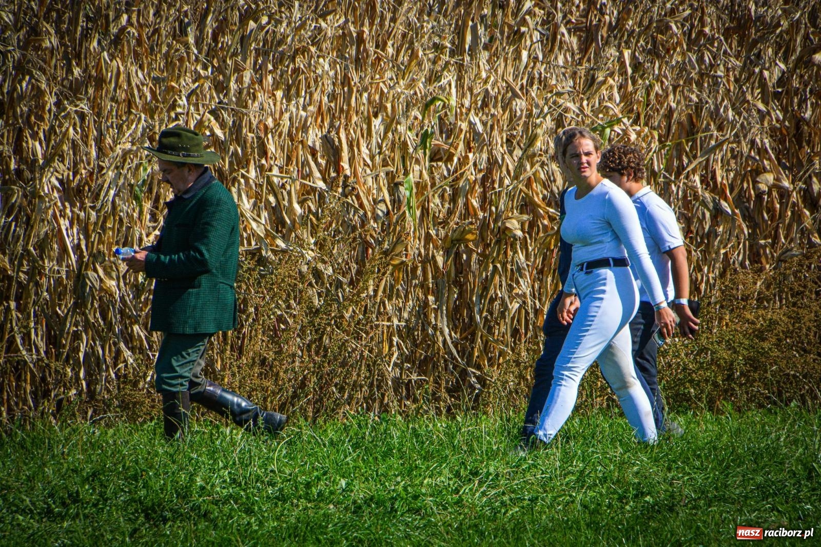 Zdjęcie w galerii na portalu naszraciborz.pl: Słoneczny Hubertus w Żerdzinach. Lisią kitę zerwał Jakub Niedbała wiadomości z regionu