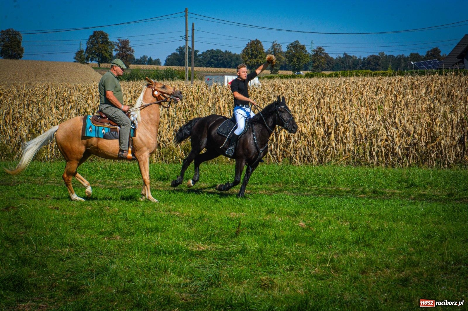 Zdjęcie w galerii na portalu naszraciborz.pl: Słoneczny Hubertus w Żerdzinach. Lisią kitę zerwał Jakub Niedbała wiadomości z regionu