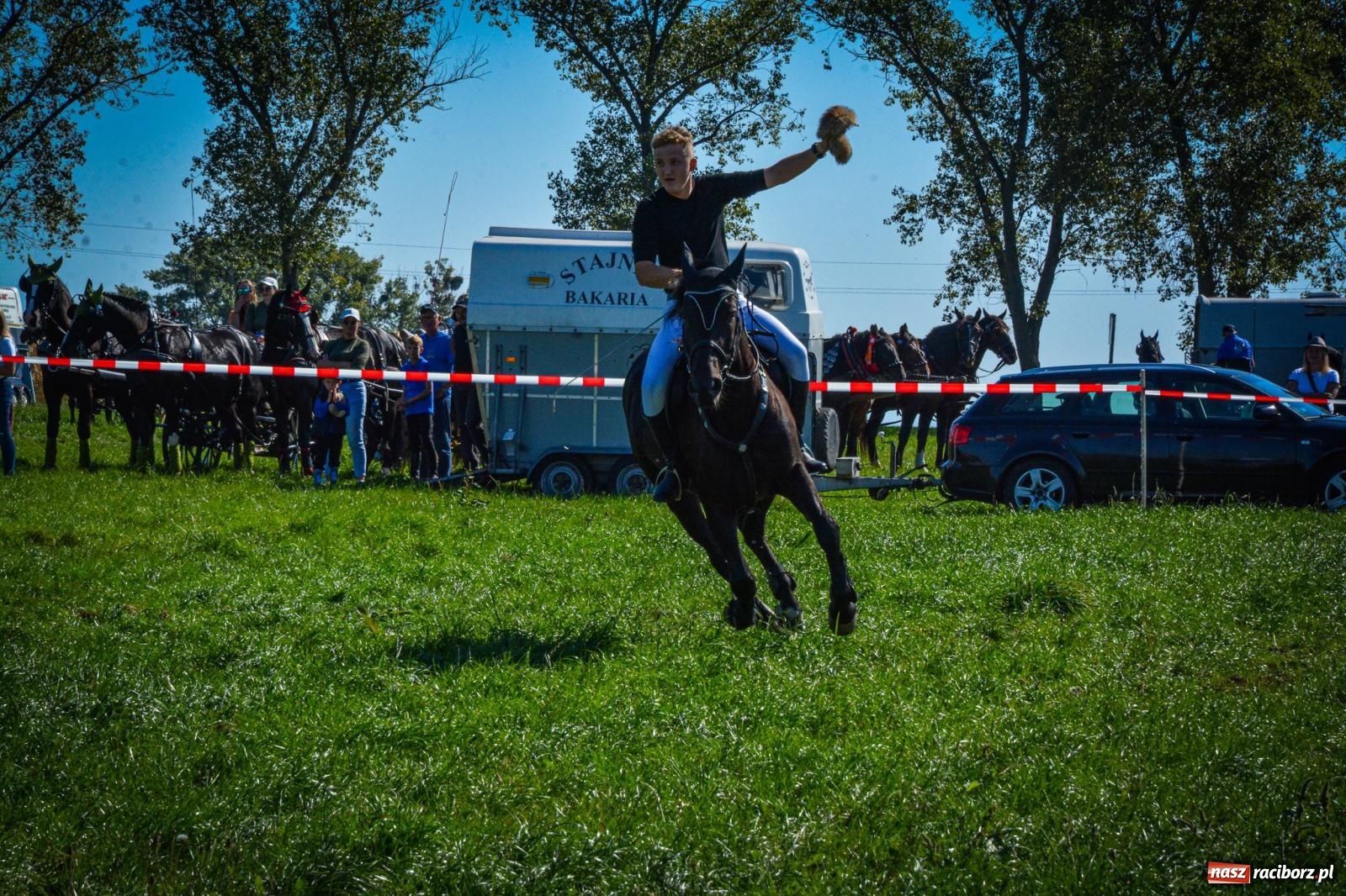 Zdjęcie w galerii na portalu naszraciborz.pl: Słoneczny Hubertus w Żerdzinach. Lisią kitę zerwał Jakub Niedbała wiadomości z regionu