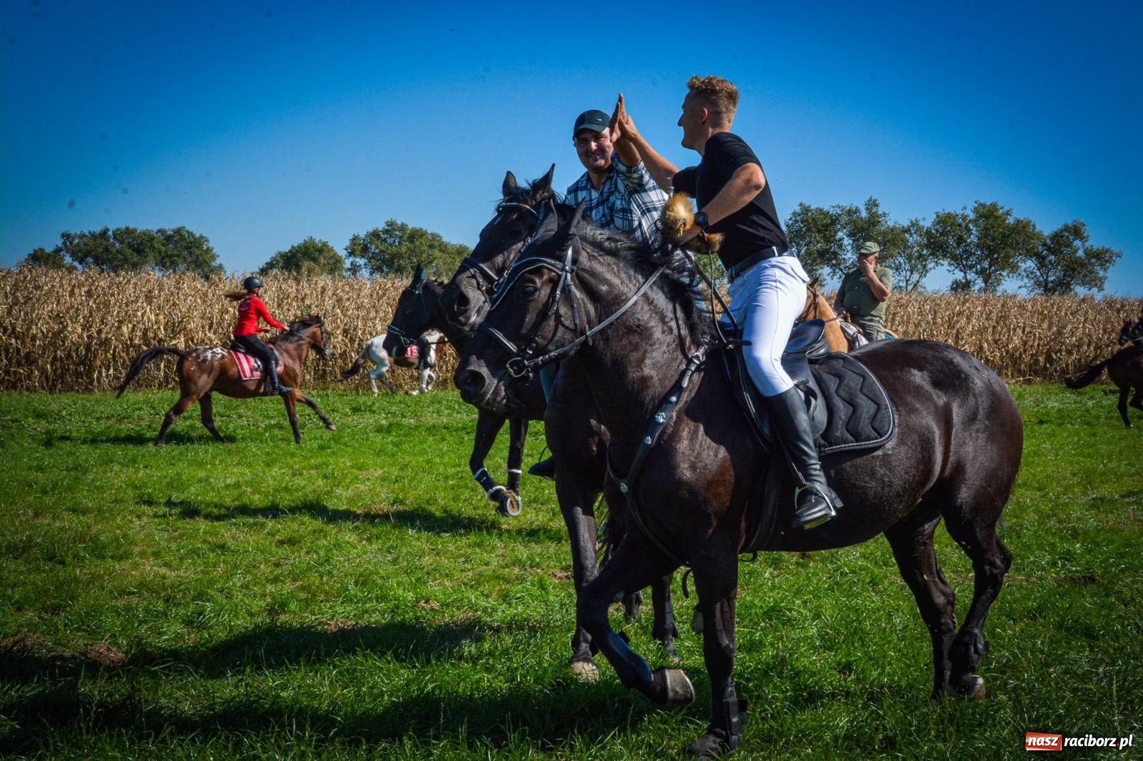Zdjęcie w galerii na portalu naszraciborz.pl: Słoneczny Hubertus w Żerdzinach. Lisią kitę zerwał Jakub Niedbała wiadomości z regionu