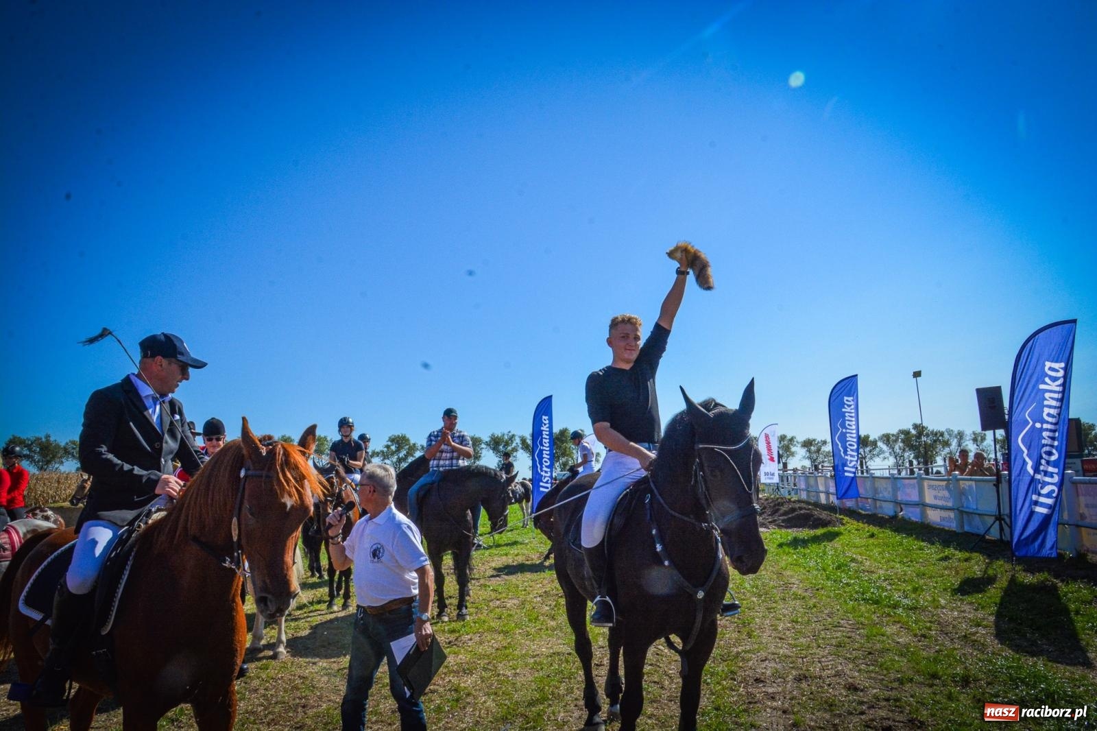 Zdjęcie w galerii na portalu naszraciborz.pl: Słoneczny Hubertus w Żerdzinach. Lisią kitę zerwał Jakub Niedbała wiadomości z regionu