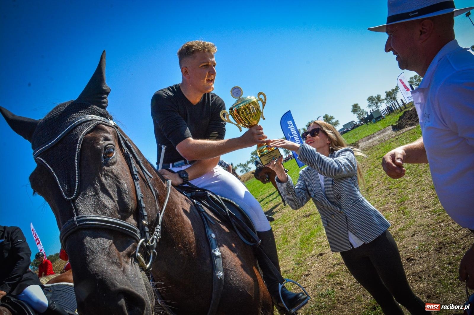 Zdjęcie w galerii na portalu naszraciborz.pl: Słoneczny Hubertus w Żerdzinach. Lisią kitę zerwał Jakub Niedbała wiadomości z regionu