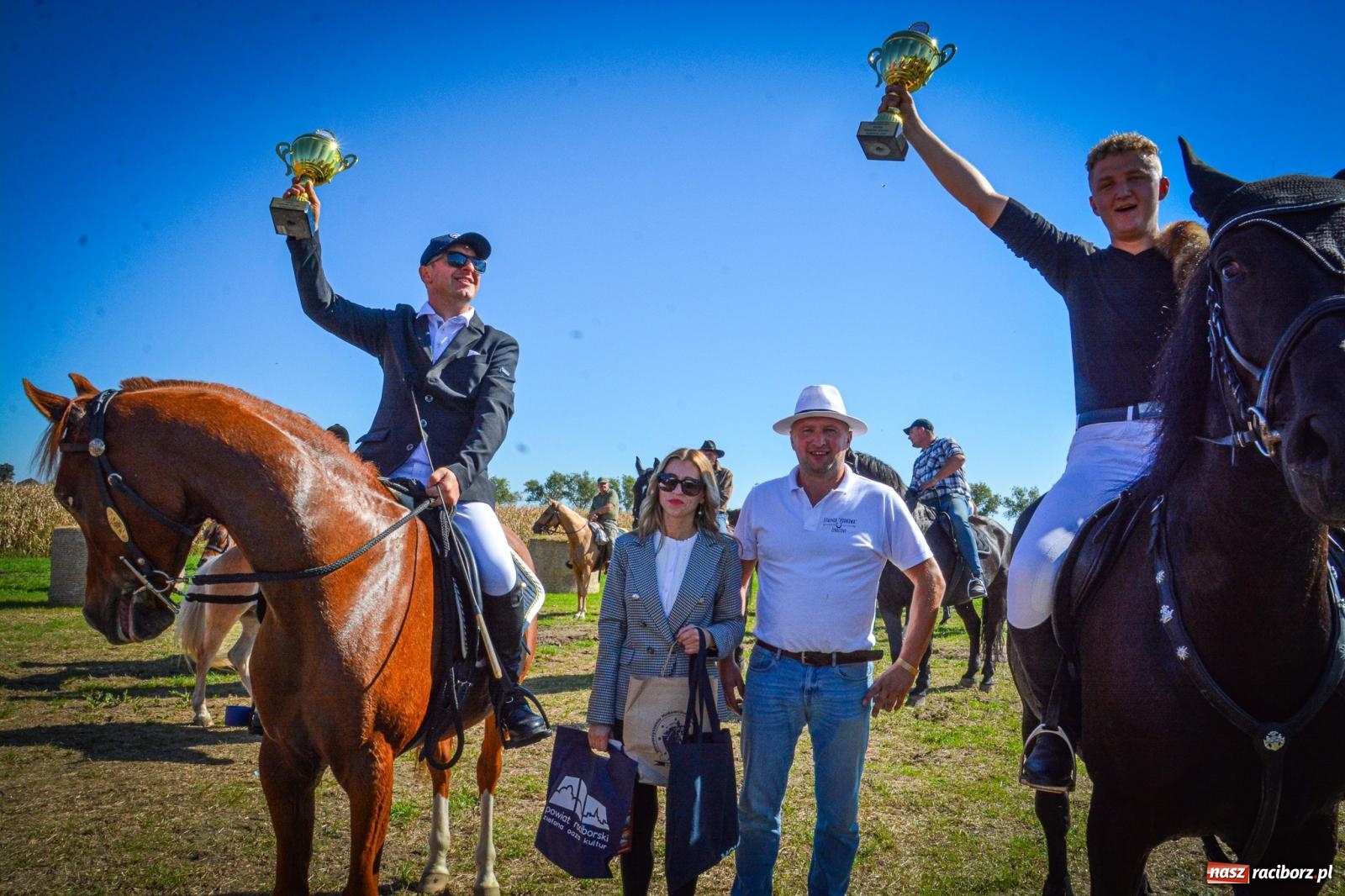 Zdjęcie w galerii na portalu naszraciborz.pl: Słoneczny Hubertus w Żerdzinach. Lisią kitę zerwał Jakub Niedbała wiadomości z regionu