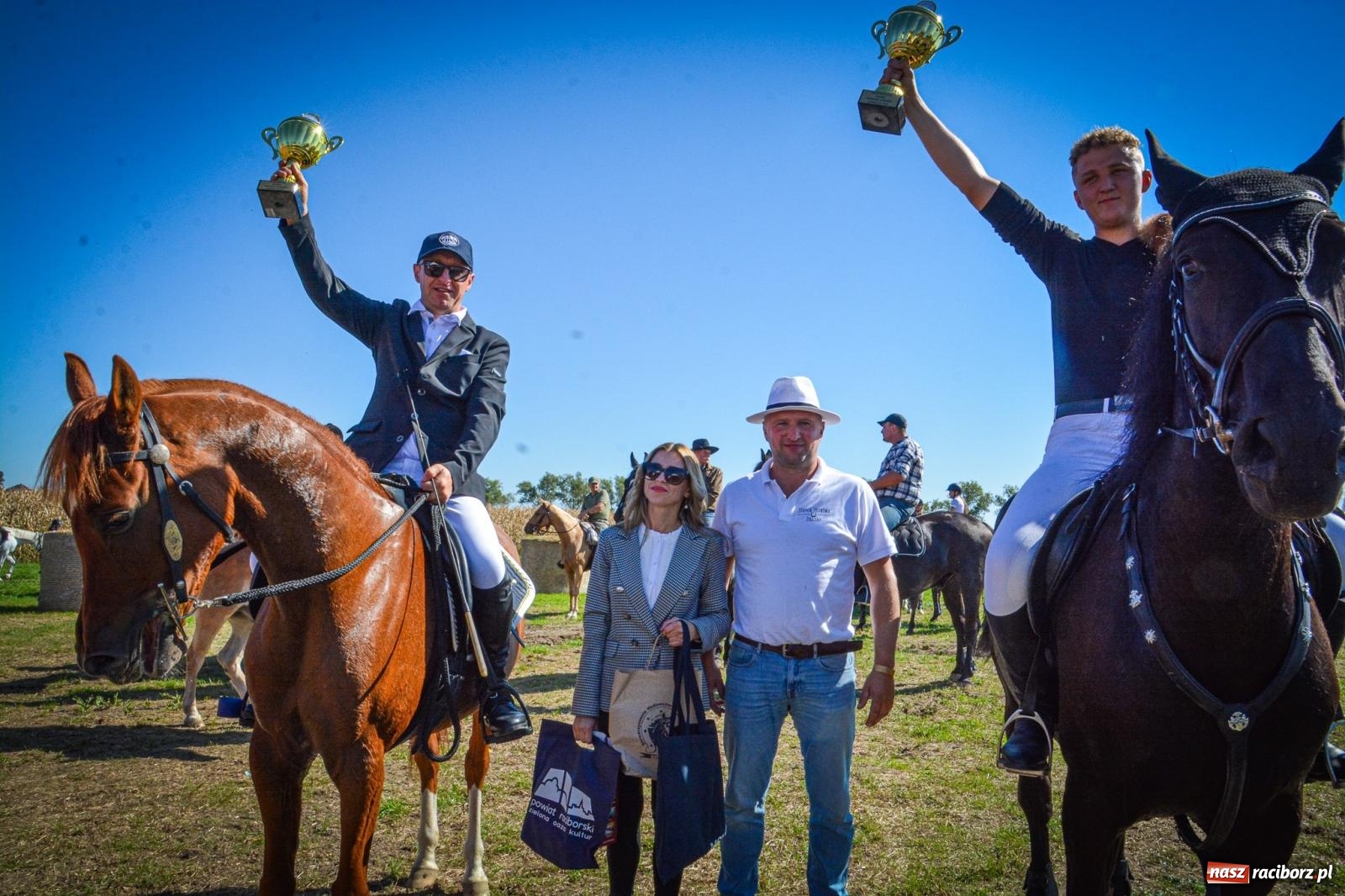 Zdjęcie w galerii na portalu naszraciborz.pl: Słoneczny Hubertus w Żerdzinach. Lisią kitę zerwał Jakub Niedbała wiadomości z regionu