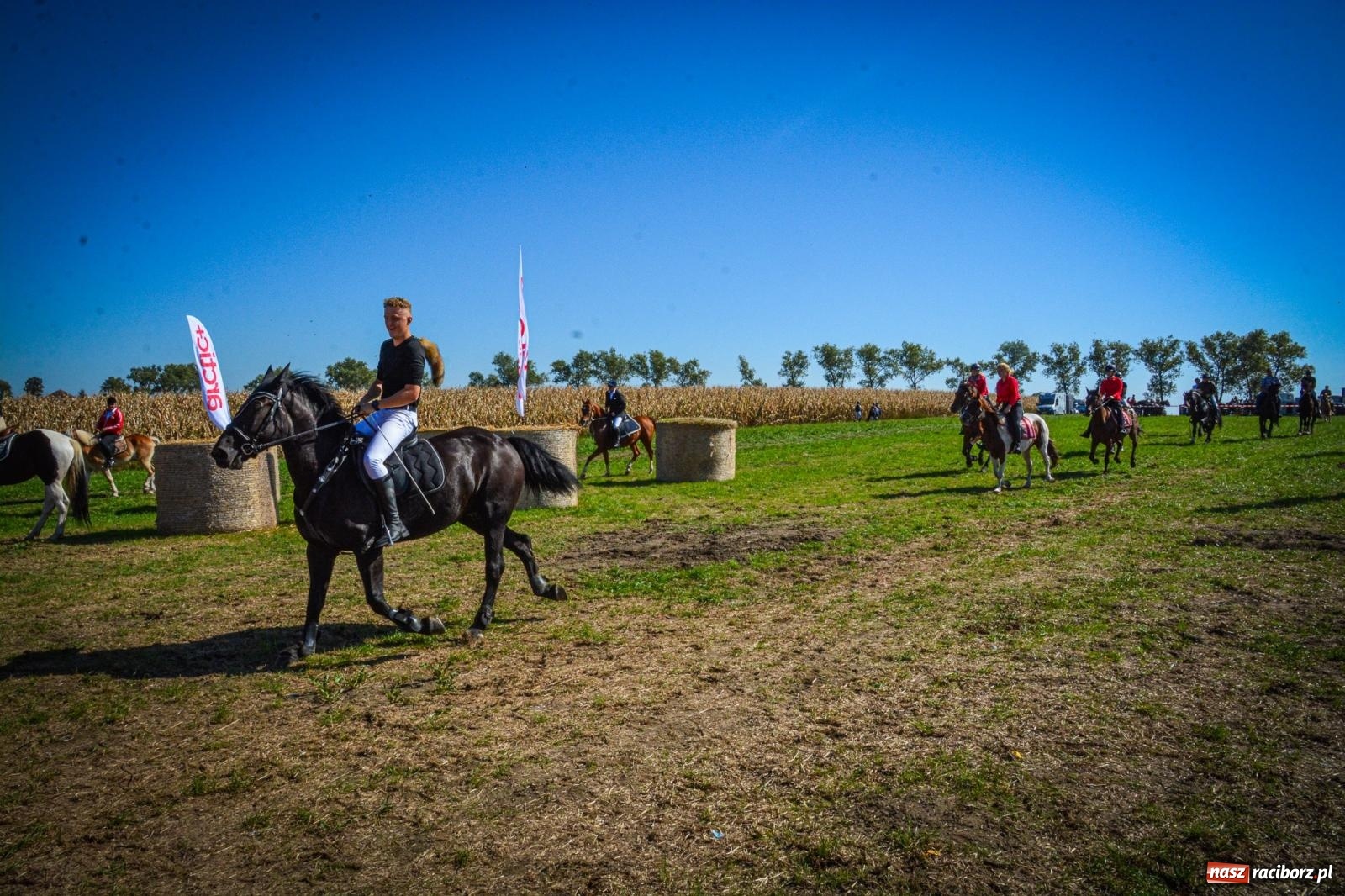Zdjęcie w galerii na portalu naszraciborz.pl: Słoneczny Hubertus w Żerdzinach. Lisią kitę zerwał Jakub Niedbała wiadomości z regionu