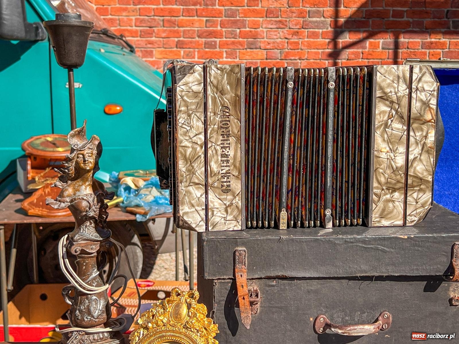 Zdjęcie w galerii na portalu naszraciborz.pl: Ciekawostki z raciborskiego targu staroci wiadomości z regionu