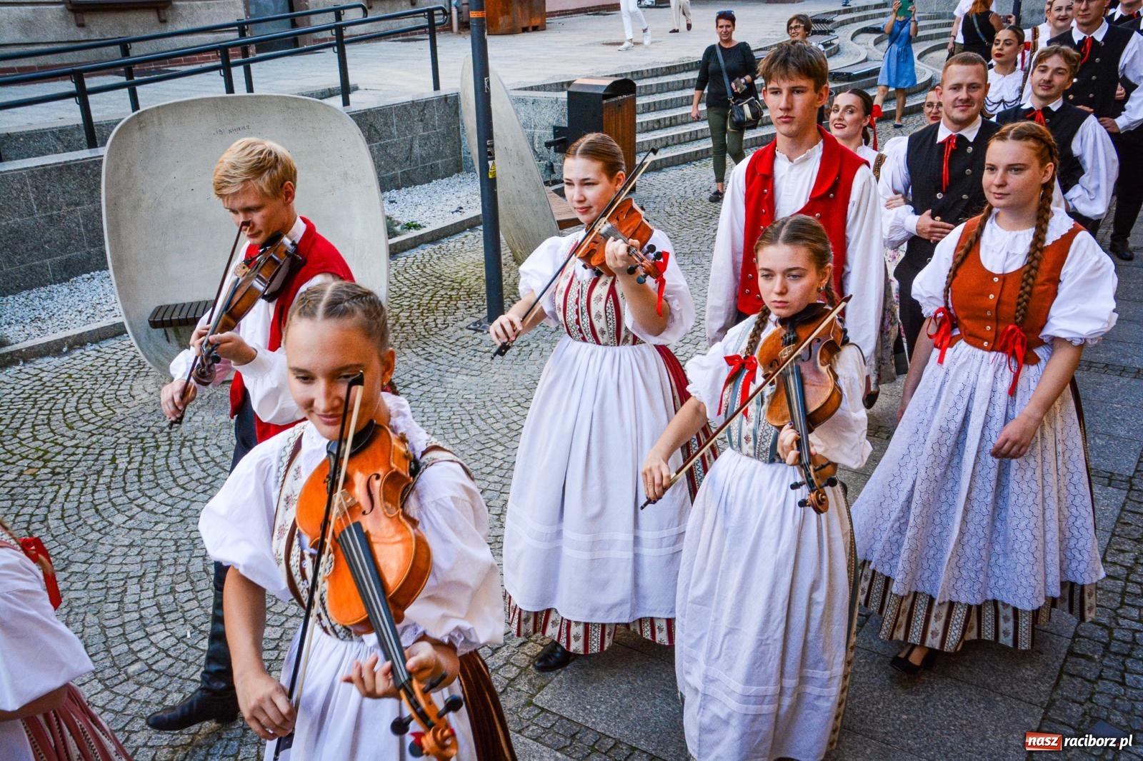 Zdjęcie w galerii na portalu naszraciborz.pl: Zespół Pieśni i Tańca Strzecha ma już 70 lat. Trwają folklorystyczne urodziny wiadomości z regionu