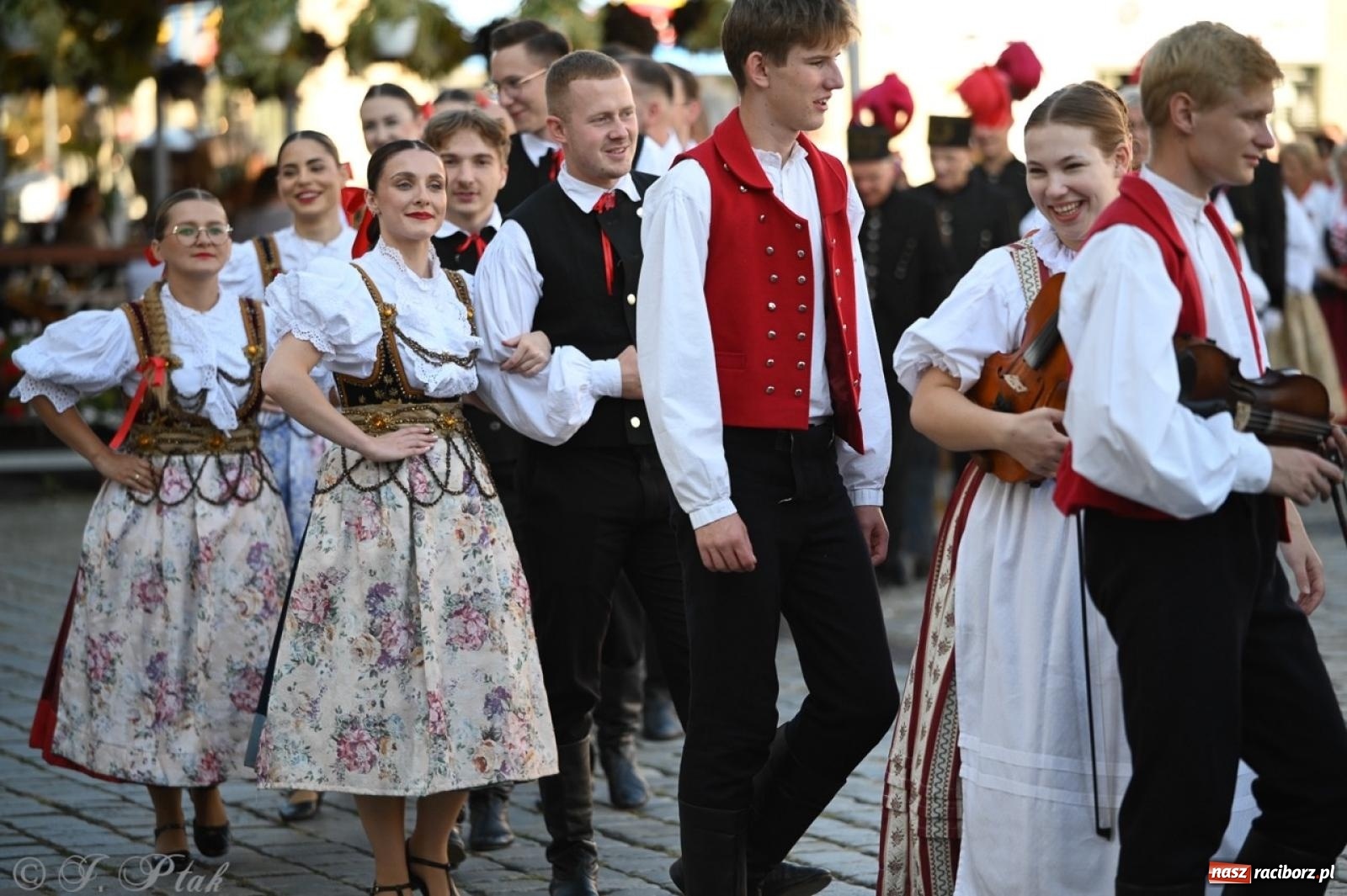 Zdjęcie w galerii na portalu naszraciborz.pl: Raciborska parada folkloru na 70. urodziny Strzechy [FOTO i WIDEO] wiadomości z regionu