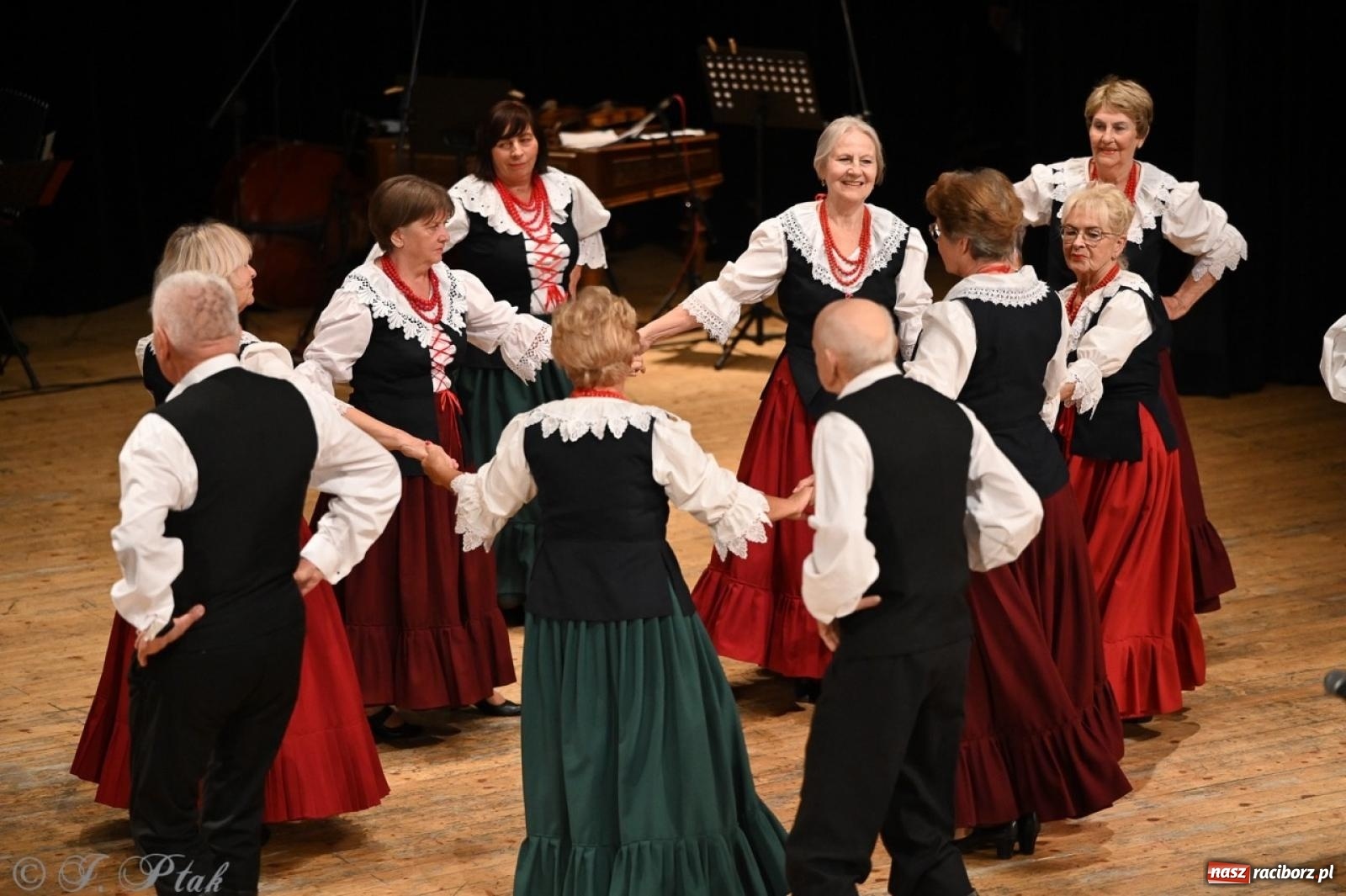 Zdjęcie w galerii na portalu naszraciborz.pl: 70. urodziny Zespołu Pieśni i Tańca Strzecha. Koncert jubileuszowy w RCK [FOTO i WIDEO] wiadomości z regionu
