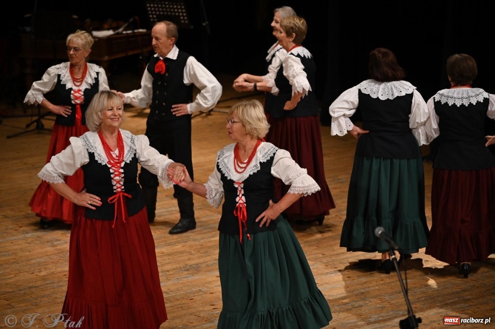 Zdjęcie w galerii na portalu naszraciborz.pl: 70. urodziny Zespołu Pieśni i Tańca Strzecha. Koncert jubileuszowy w RCK [FOTO i WIDEO] wiadomości z regionu
