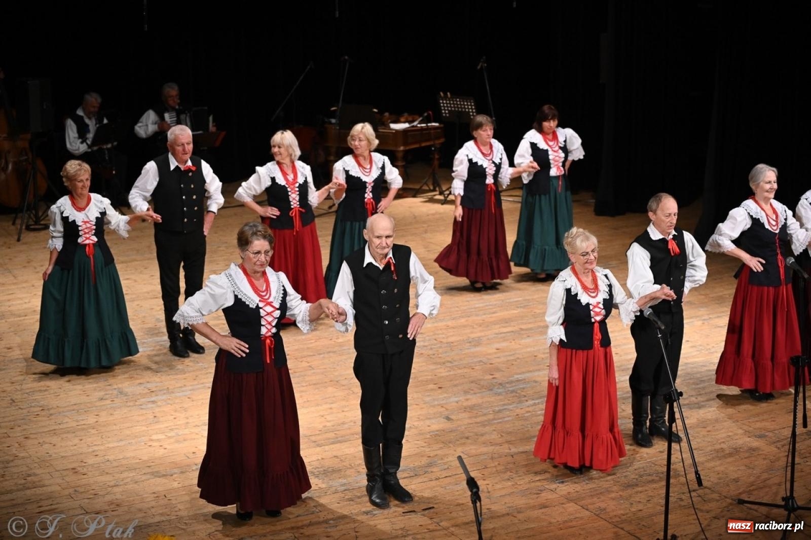 Zdjęcie w galerii na portalu naszraciborz.pl: 70. urodziny Zespołu Pieśni i Tańca Strzecha. Koncert jubileuszowy w RCK [FOTO i WIDEO] wiadomości z regionu