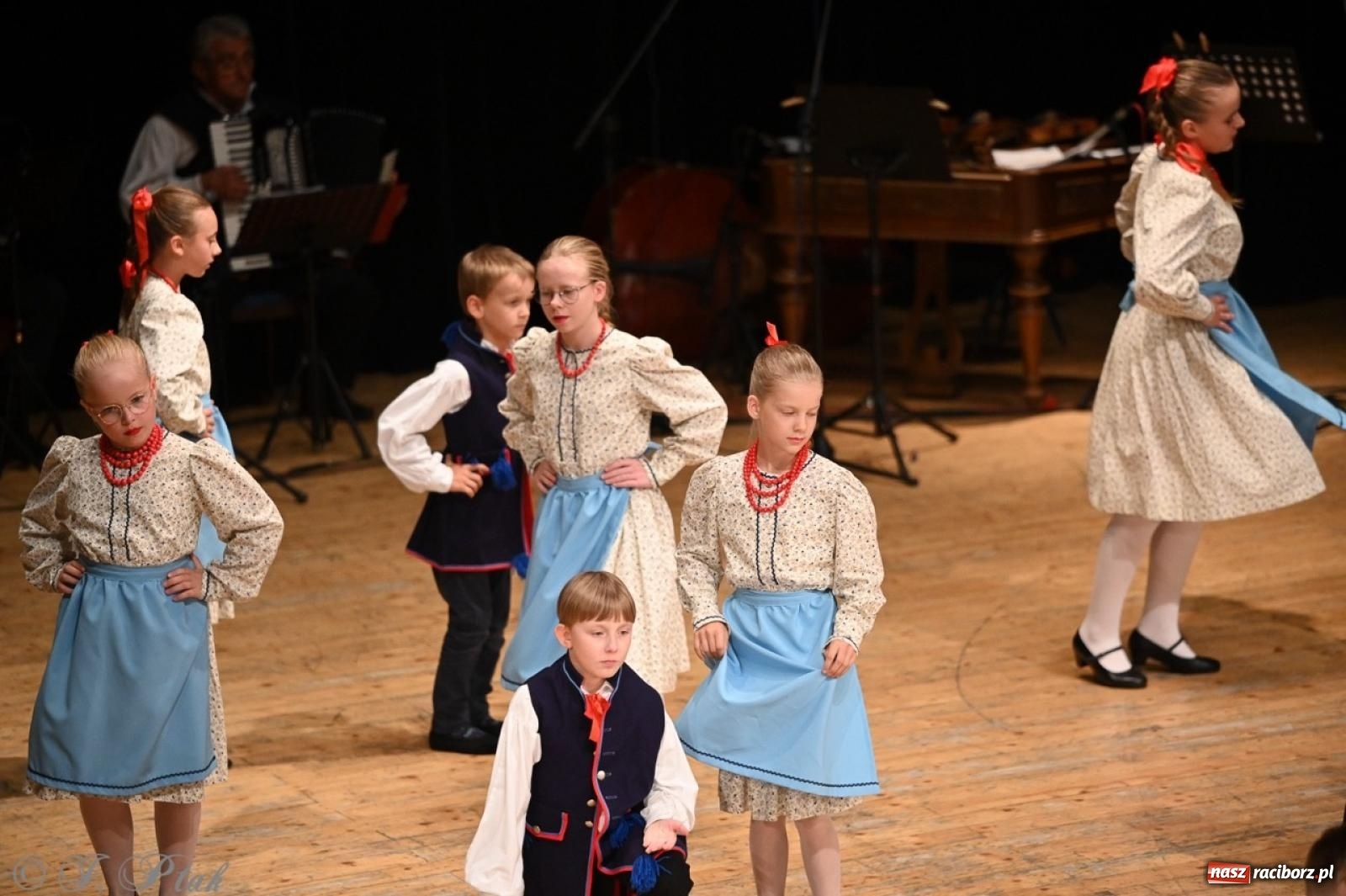 Zdjęcie w galerii na portalu naszraciborz.pl: 70. urodziny Zespołu Pieśni i Tańca Strzecha. Koncert jubileuszowy w RCK [FOTO i WIDEO] wiadomości z regionu