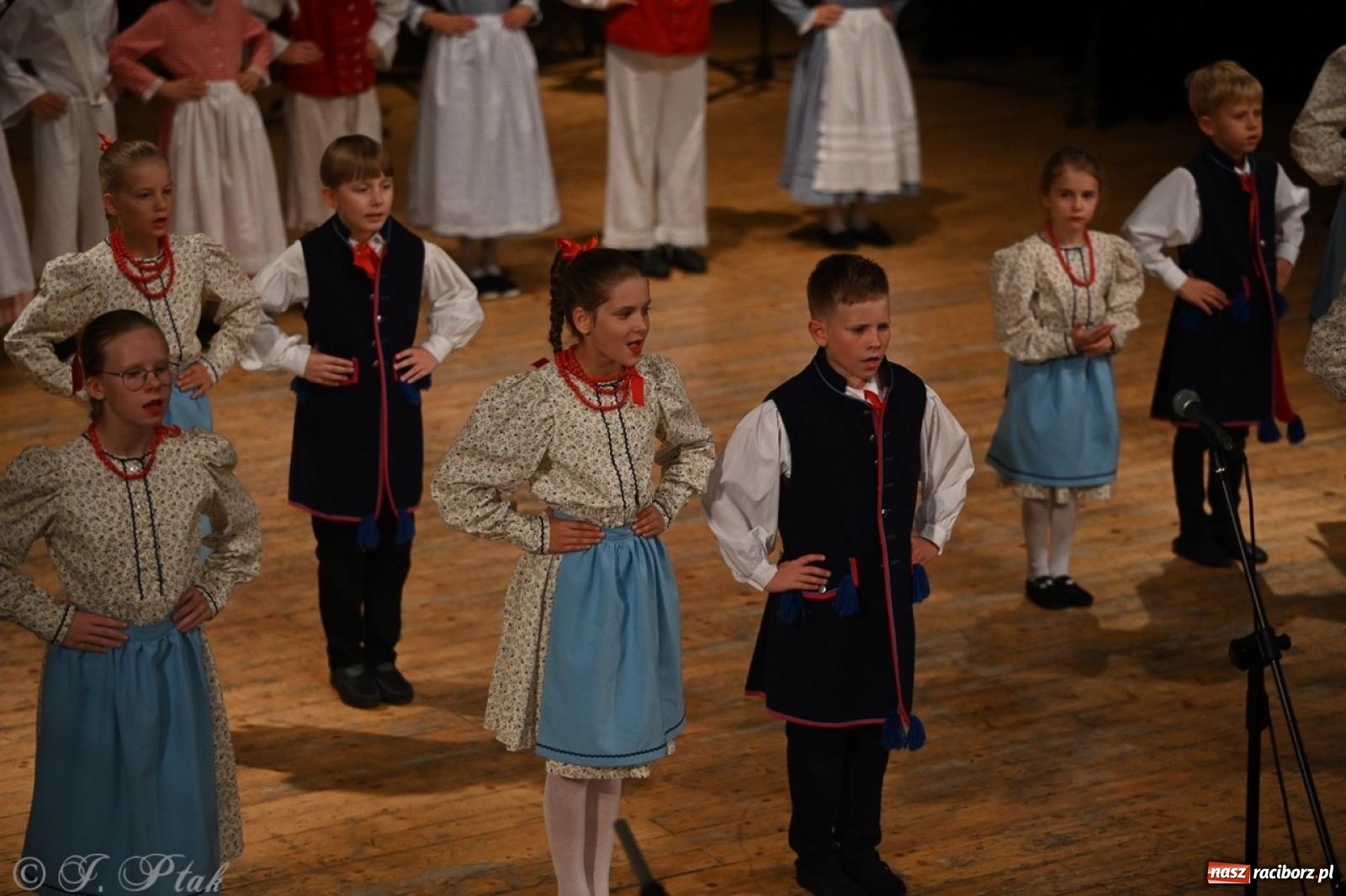 Zdjęcie w galerii na portalu naszraciborz.pl: 70. urodziny Zespołu Pieśni i Tańca Strzecha. Koncert jubileuszowy w RCK [FOTO i WIDEO] wiadomości z regionu
