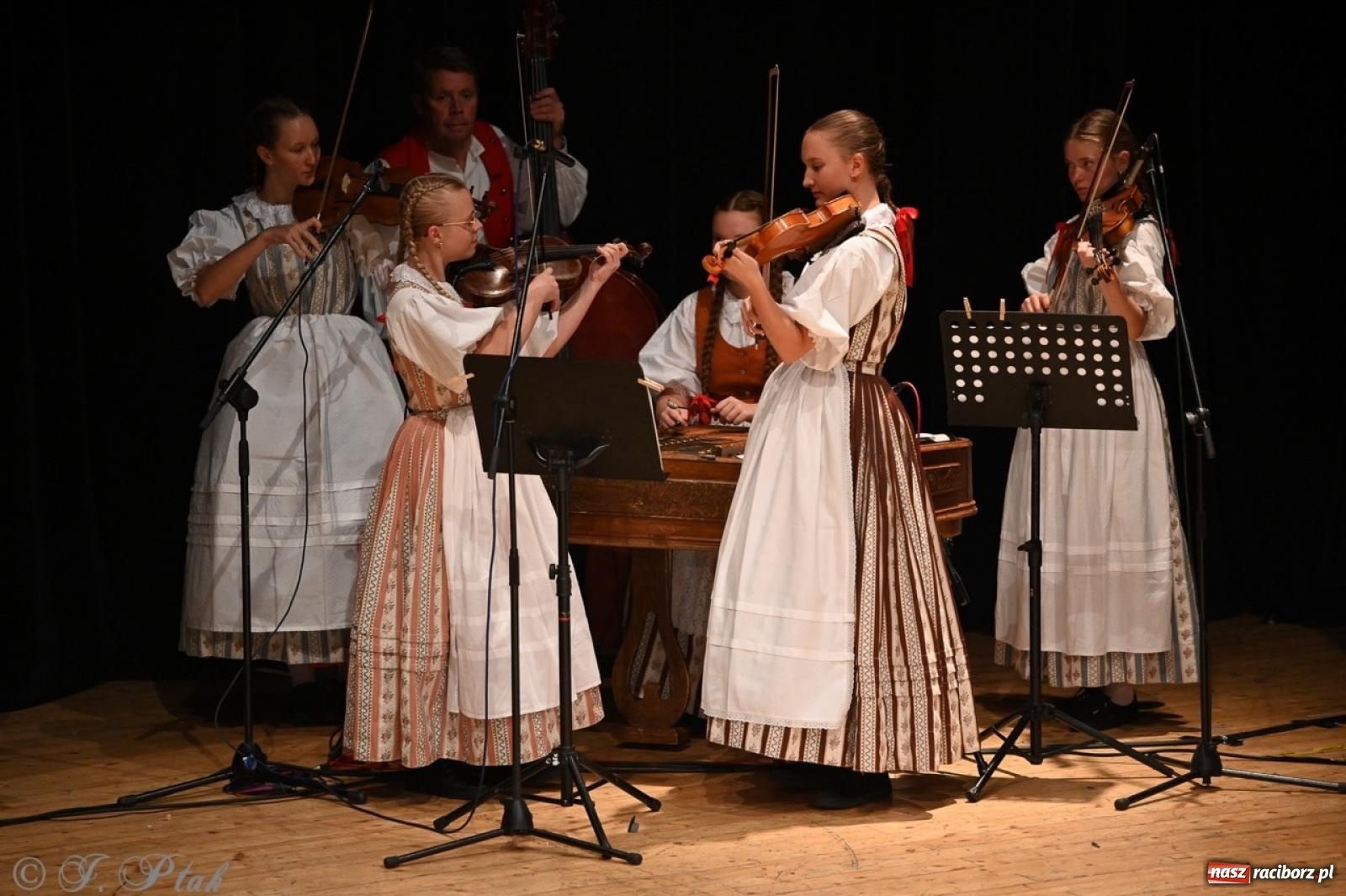 Zdjęcie w galerii na portalu naszraciborz.pl: 70. urodziny Zespołu Pieśni i Tańca Strzecha. Koncert jubileuszowy w RCK [FOTO i WIDEO] wiadomości z regionu