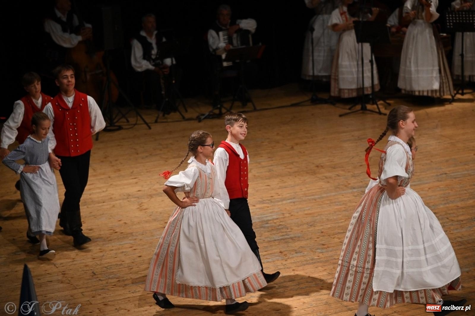 Zdjęcie w galerii na portalu naszraciborz.pl: 70. urodziny Zespołu Pieśni i Tańca Strzecha. Koncert jubileuszowy w RCK [FOTO i WIDEO] wiadomości z regionu