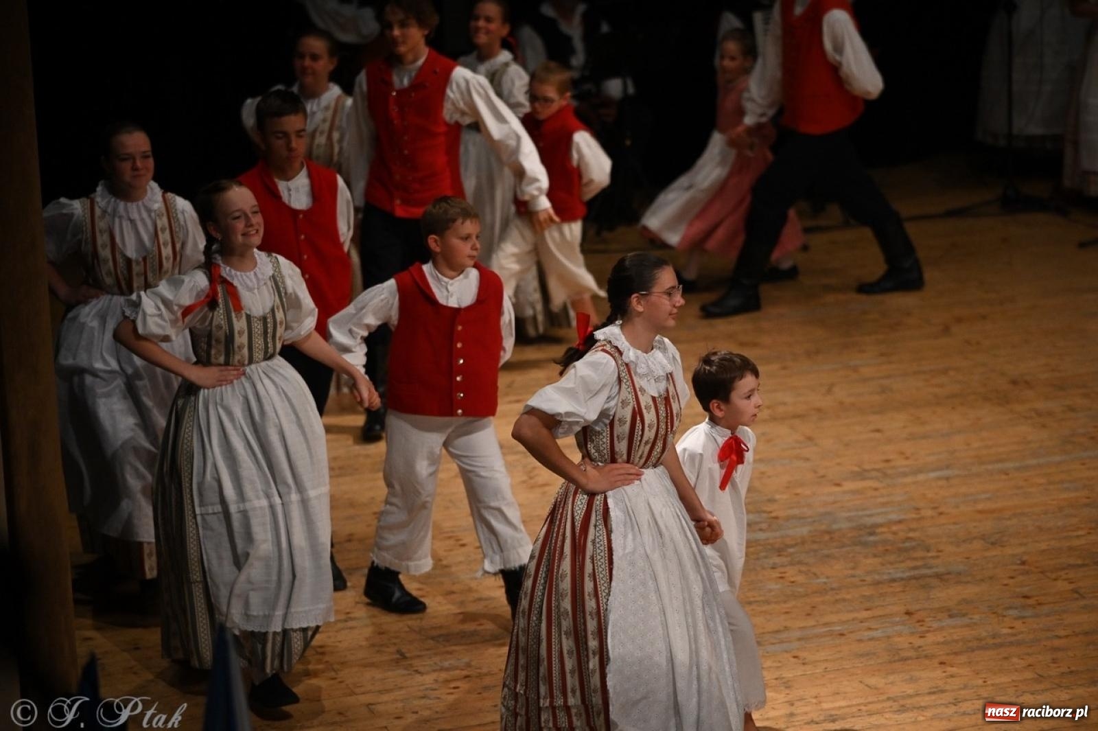 Zdjęcie w galerii na portalu naszraciborz.pl: 70. urodziny Zespołu Pieśni i Tańca Strzecha. Koncert jubileuszowy w RCK [FOTO i WIDEO] wiadomości z regionu