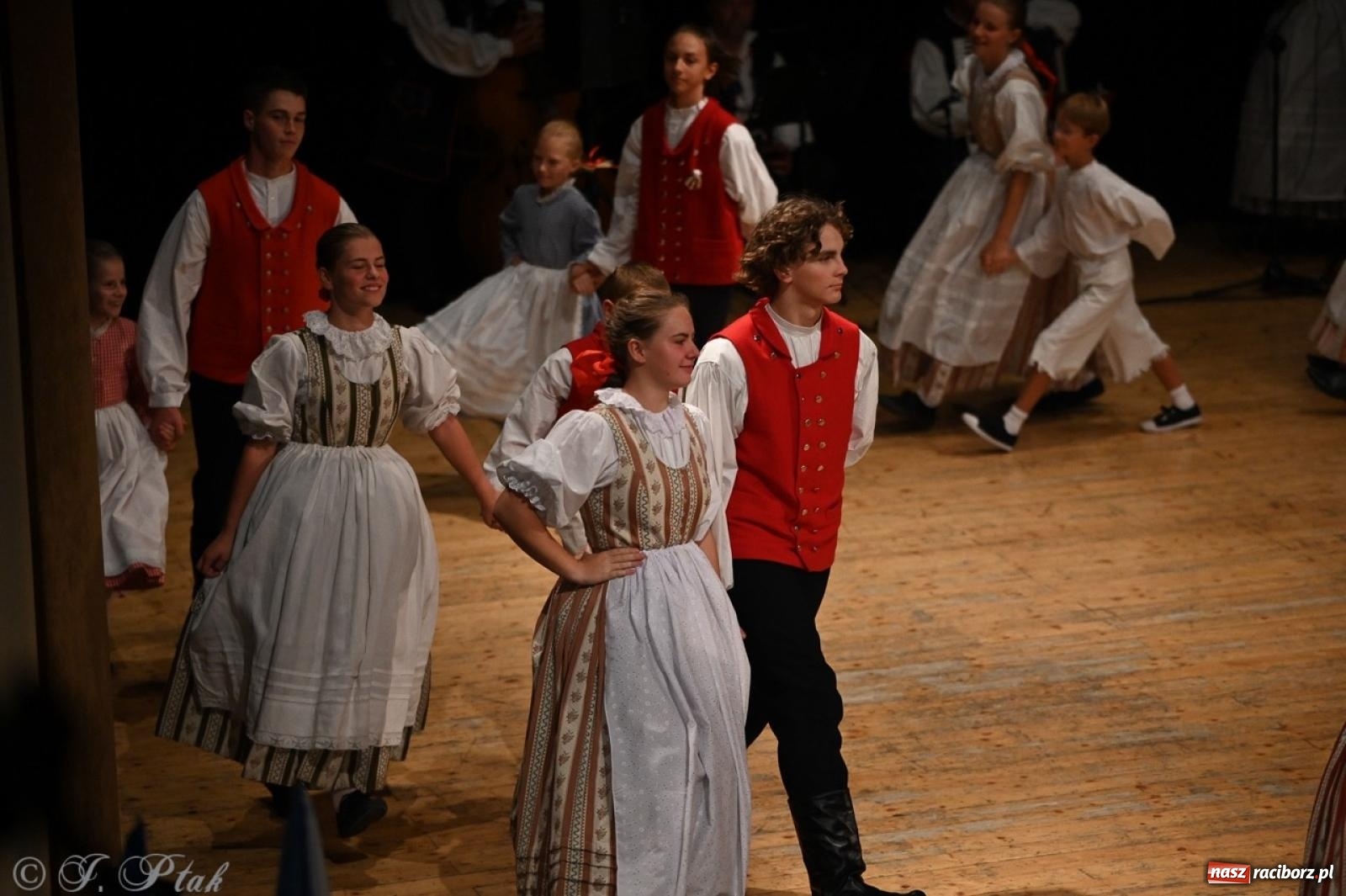 Zdjęcie w galerii na portalu naszraciborz.pl: 70. urodziny Zespołu Pieśni i Tańca Strzecha. Koncert jubileuszowy w RCK [FOTO i WIDEO] wiadomości z regionu