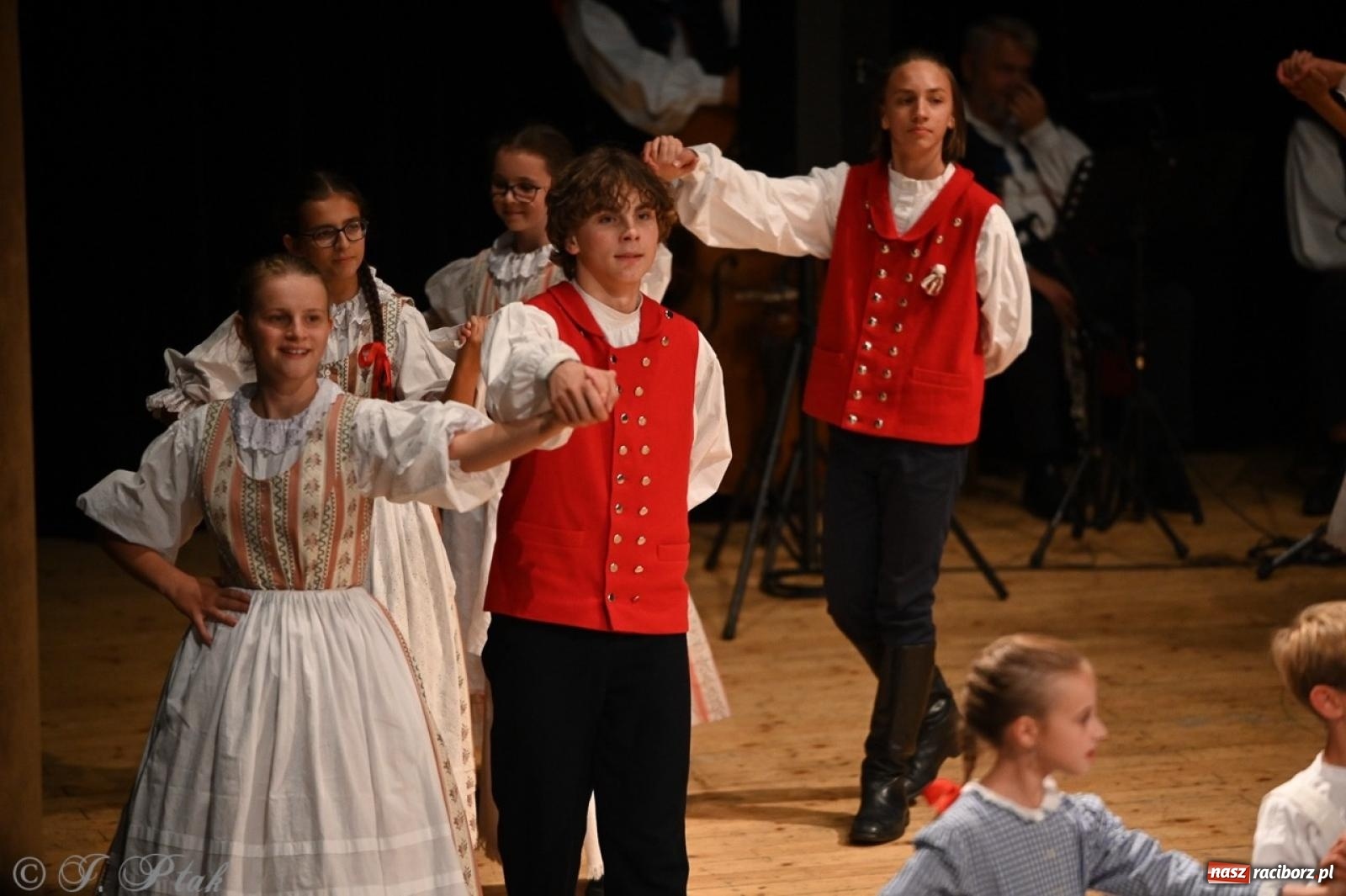Zdjęcie w galerii na portalu naszraciborz.pl: 70. urodziny Zespołu Pieśni i Tańca Strzecha. Koncert jubileuszowy w RCK [FOTO i WIDEO] wiadomości z regionu