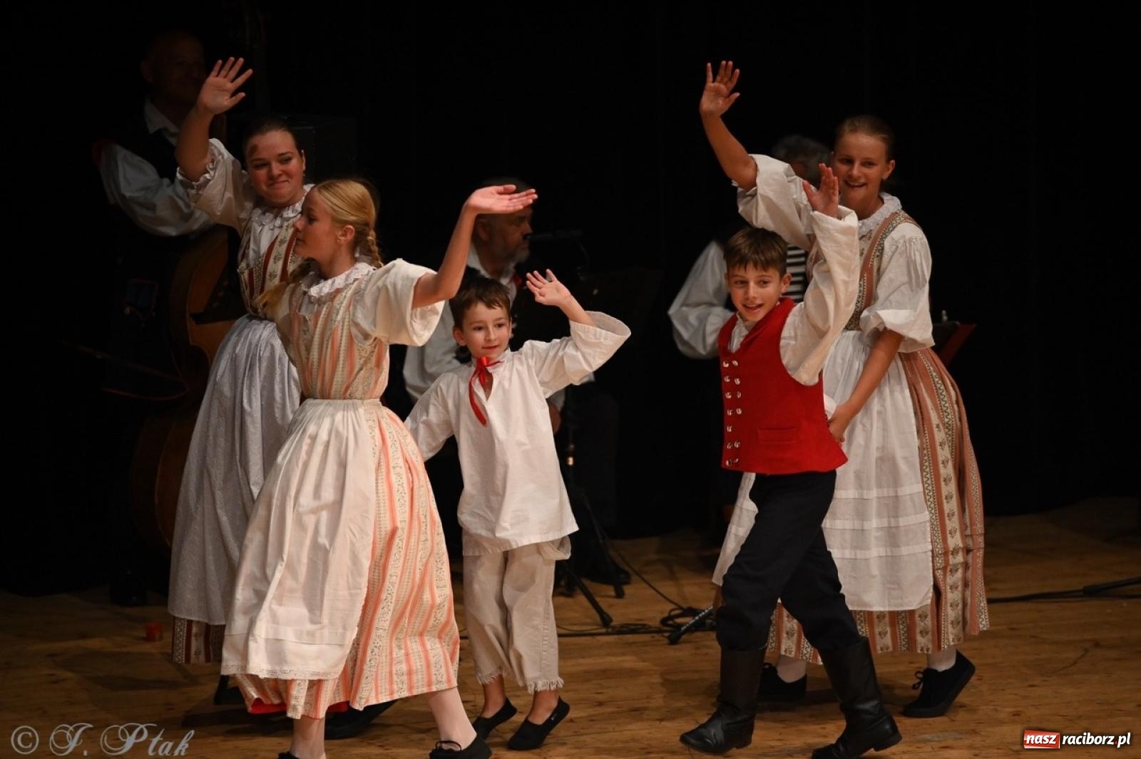 Zdjęcie w galerii na portalu naszraciborz.pl: 70. urodziny Zespołu Pieśni i Tańca Strzecha. Koncert jubileuszowy w RCK [FOTO i WIDEO] wiadomości z regionu