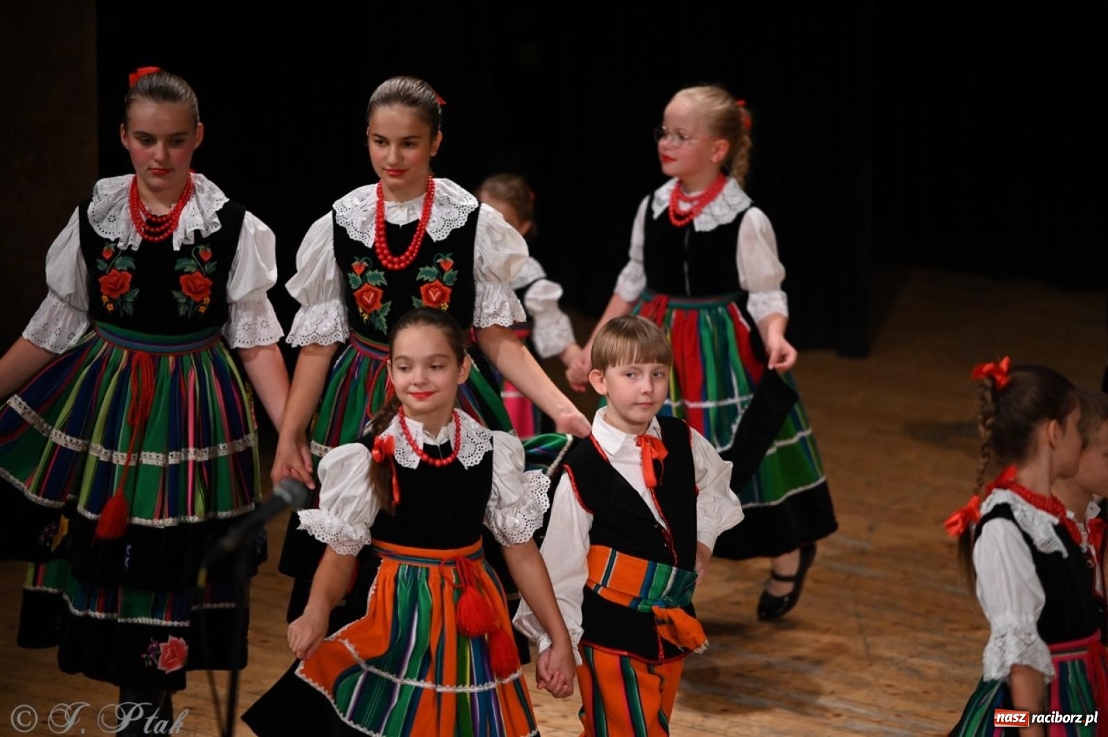 Zdjęcie w galerii na portalu naszraciborz.pl: 70. urodziny Zespołu Pieśni i Tańca Strzecha. Koncert jubileuszowy w RCK [FOTO i WIDEO] wiadomości z regionu