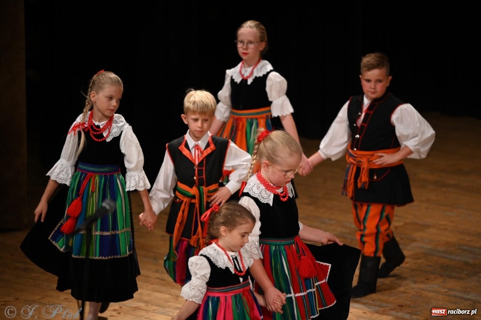 Zdjęcie w galerii na portalu naszraciborz.pl: 70. urodziny Zespołu Pieśni i Tańca Strzecha. Koncert jubileuszowy w RCK [FOTO i WIDEO] wiadomości z regionu