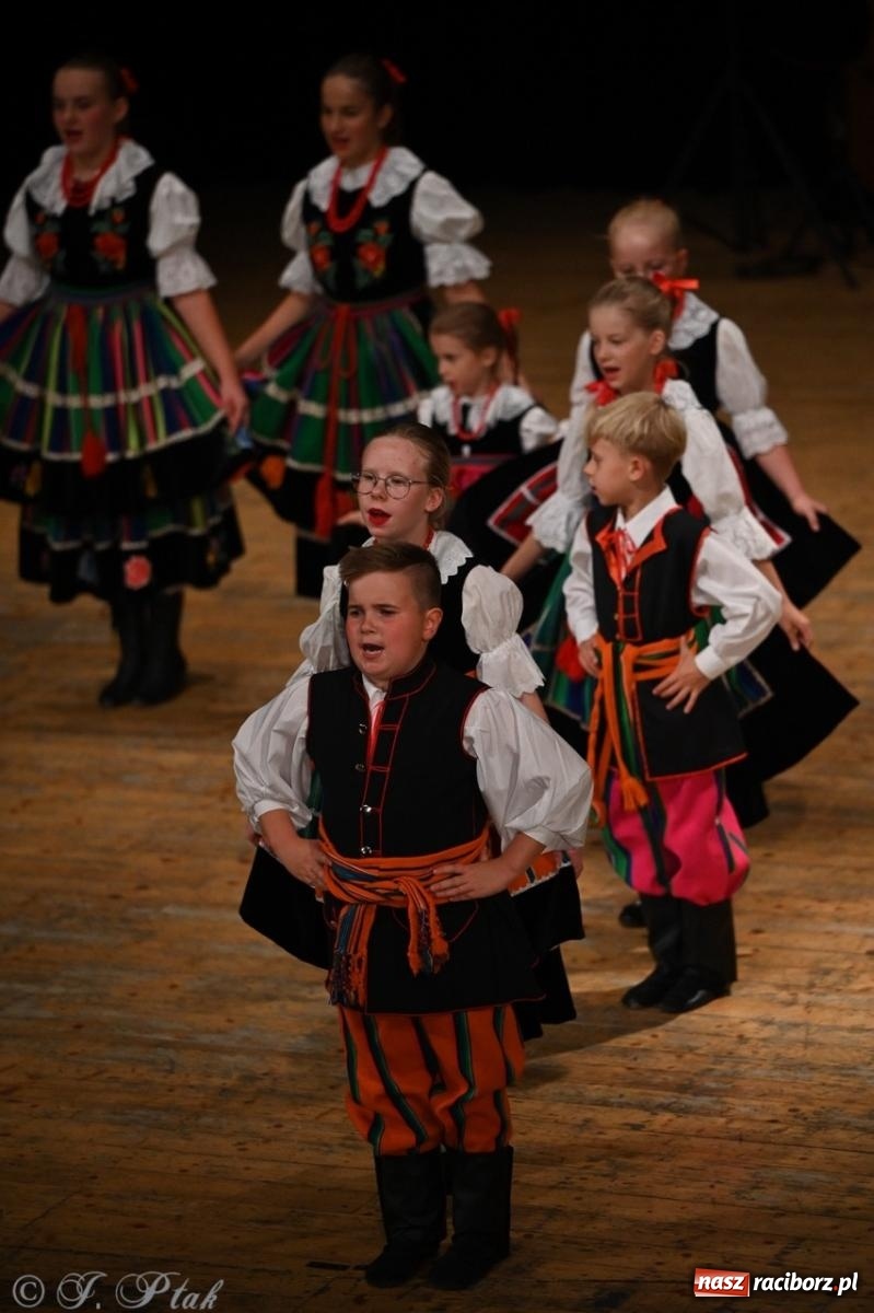 Zdjęcie w galerii na portalu naszraciborz.pl: 70. urodziny Zespołu Pieśni i Tańca Strzecha. Koncert jubileuszowy w RCK [FOTO i WIDEO] wiadomości z regionu