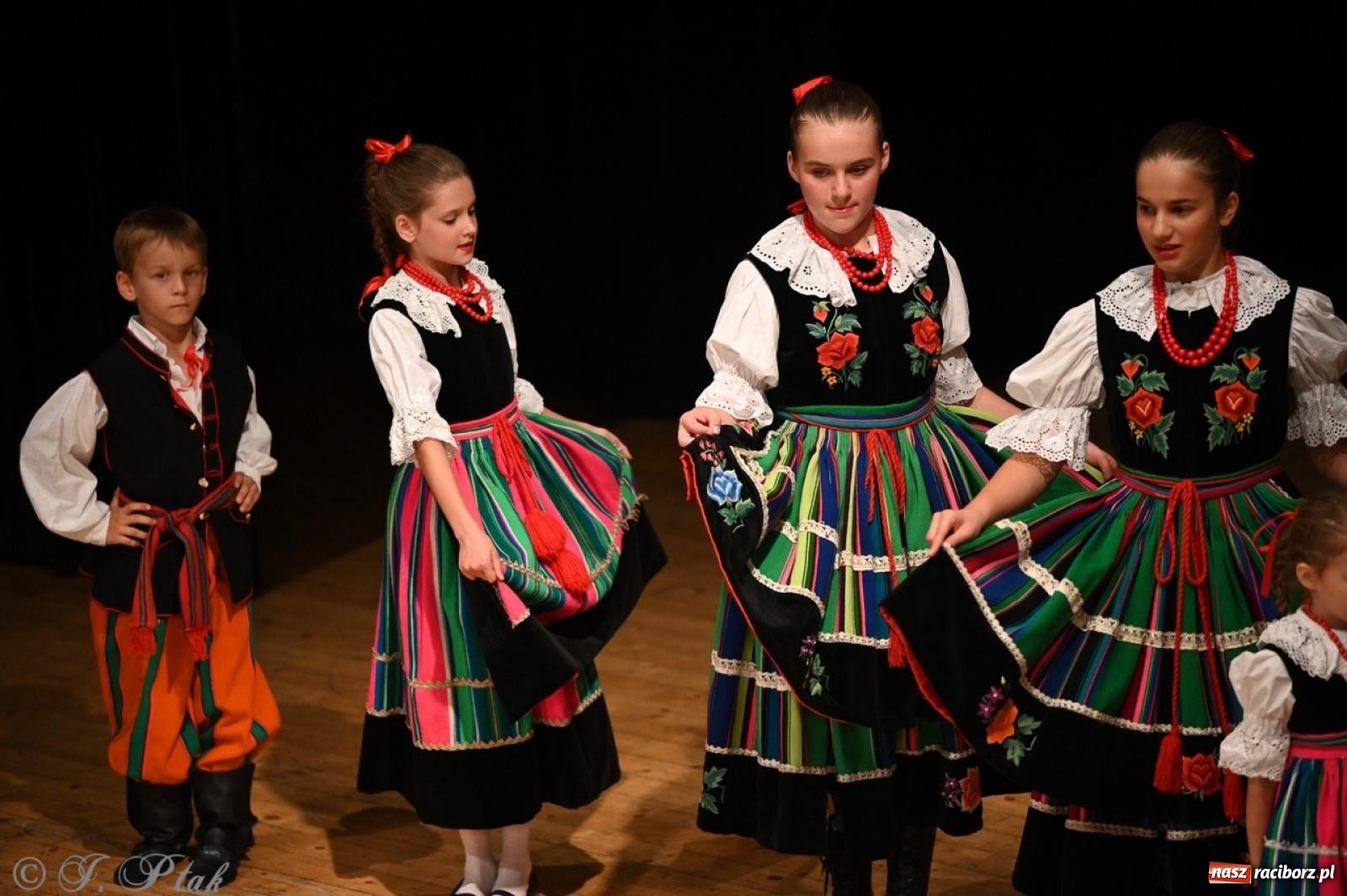 Zdjęcie w galerii na portalu naszraciborz.pl: 70. urodziny Zespołu Pieśni i Tańca Strzecha. Koncert jubileuszowy w RCK [FOTO i WIDEO] wiadomości z regionu