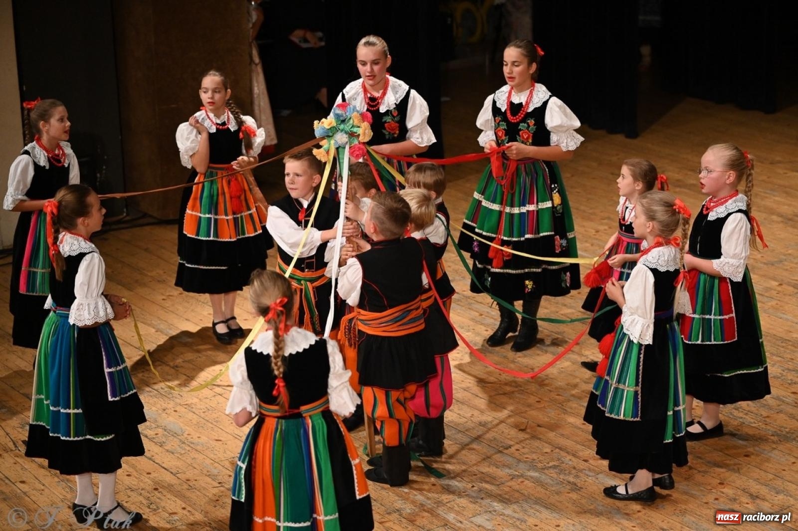 Zdjęcie w galerii na portalu naszraciborz.pl: 70. urodziny Zespołu Pieśni i Tańca Strzecha. Koncert jubileuszowy w RCK [FOTO i WIDEO] wiadomości z regionu
