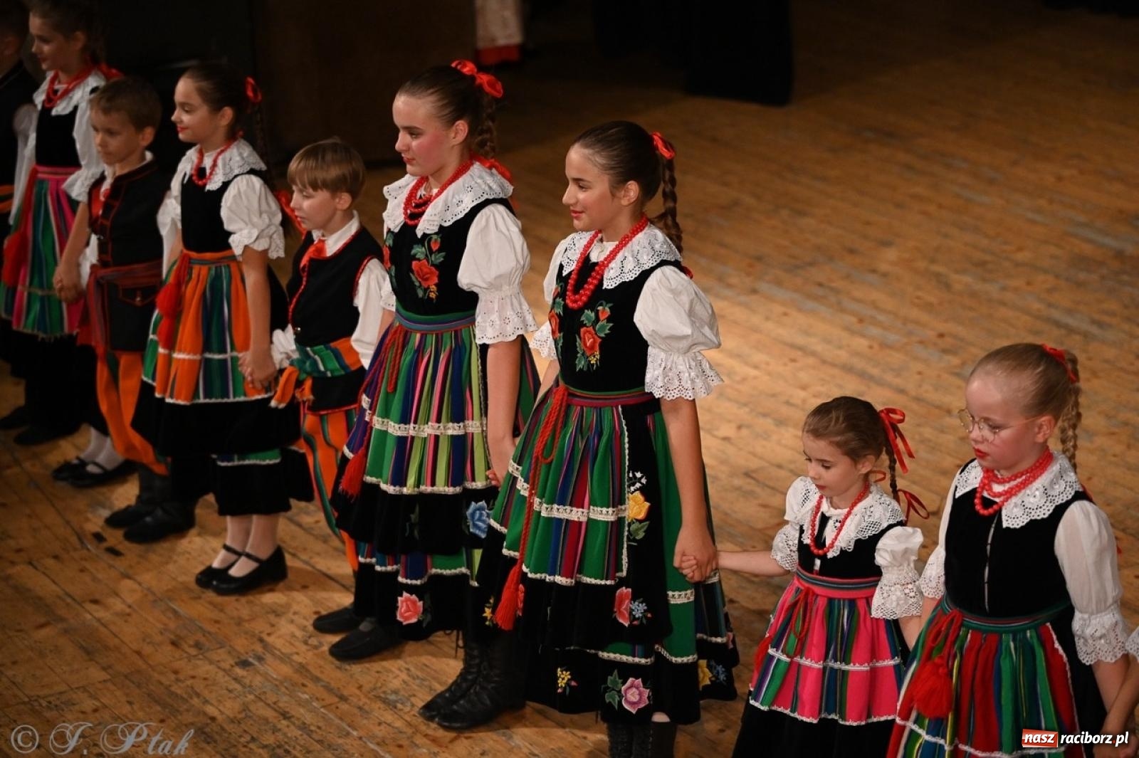 Zdjęcie w galerii na portalu naszraciborz.pl: 70. urodziny Zespołu Pieśni i Tańca Strzecha. Koncert jubileuszowy w RCK [FOTO i WIDEO] wiadomości z regionu