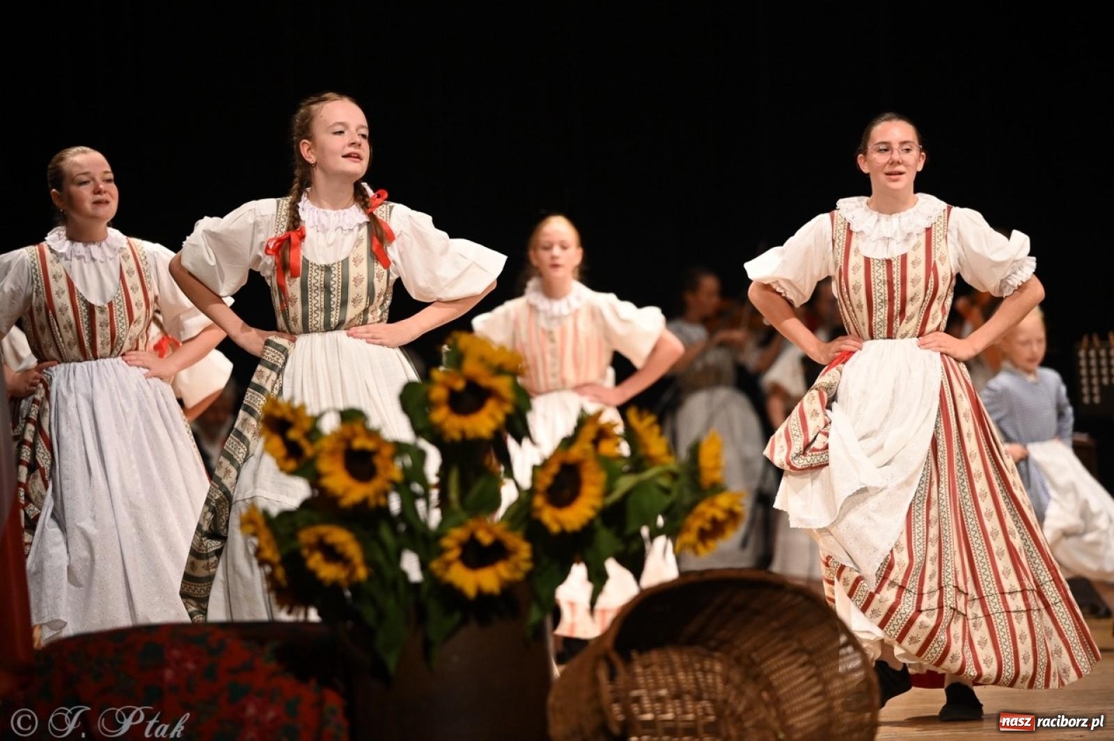 Zdjęcie w galerii na portalu naszraciborz.pl: 70. urodziny Zespołu Pieśni i Tańca Strzecha. Koncert jubileuszowy w RCK [FOTO i WIDEO] wiadomości z regionu