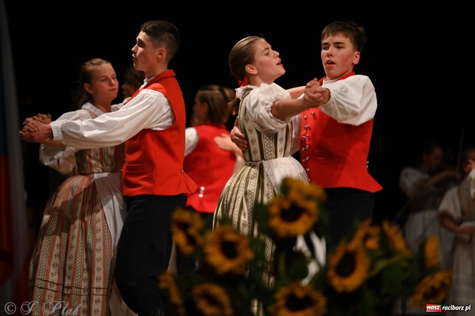 Zdjęcie w galerii na portalu naszraciborz.pl: 70. urodziny Zespołu Pieśni i Tańca Strzecha. Koncert jubileuszowy w RCK [FOTO i WIDEO] wiadomości z regionu