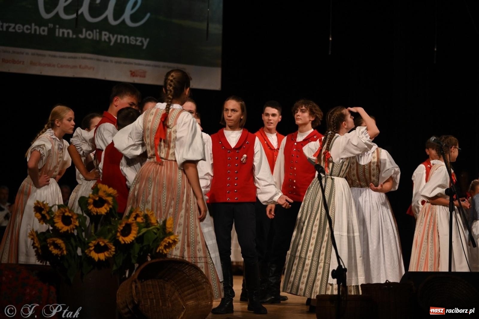 Zdjęcie w galerii na portalu naszraciborz.pl: 70. urodziny Zespołu Pieśni i Tańca Strzecha. Koncert jubileuszowy w RCK [FOTO i WIDEO] wiadomości z regionu