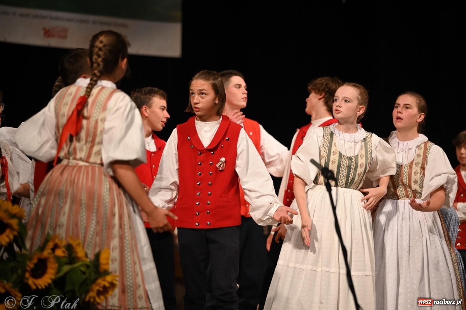 Zdjęcie w galerii na portalu naszraciborz.pl: 70. urodziny Zespołu Pieśni i Tańca Strzecha. Koncert jubileuszowy w RCK [FOTO i WIDEO] wiadomości z regionu
