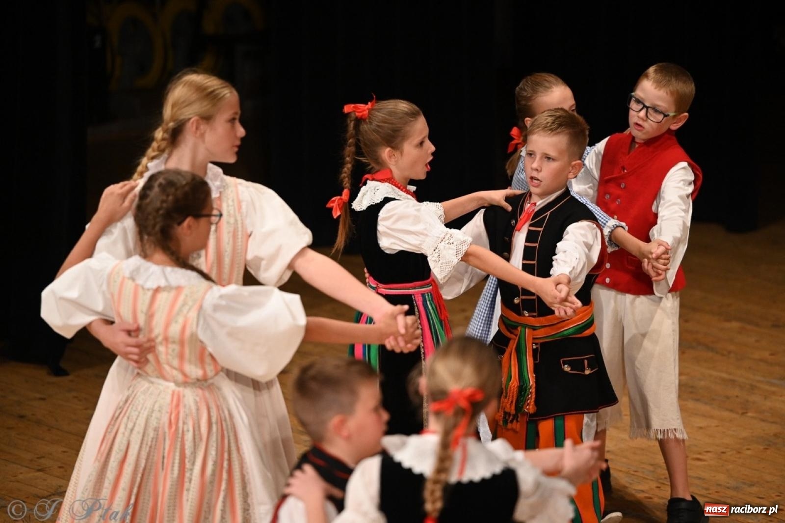 Zdjęcie w galerii na portalu naszraciborz.pl: 70. urodziny Zespołu Pieśni i Tańca Strzecha. Koncert jubileuszowy w RCK [FOTO i WIDEO] wiadomości z regionu