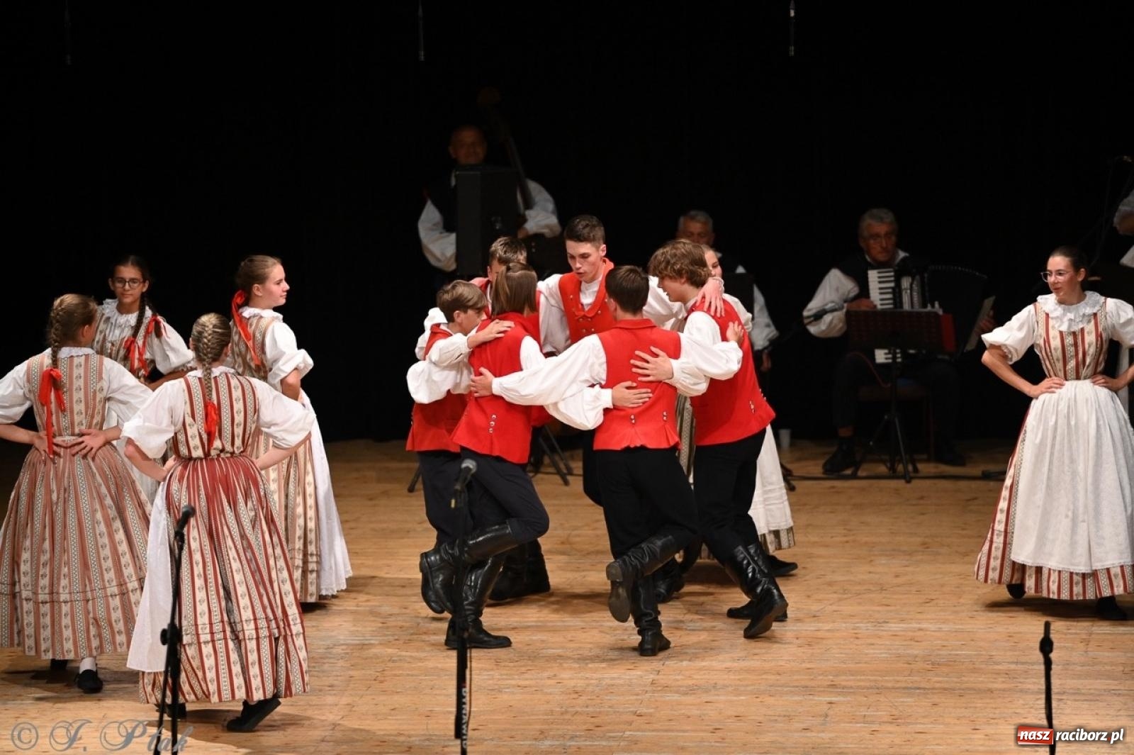 Zdjęcie w galerii na portalu naszraciborz.pl: 70. urodziny Zespołu Pieśni i Tańca Strzecha. Koncert jubileuszowy w RCK [FOTO i WIDEO] wiadomości z regionu
