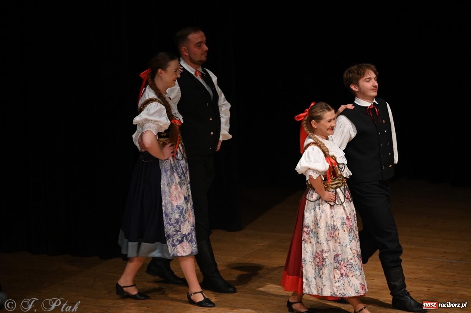 Zdjęcie w galerii na portalu naszraciborz.pl: 70. urodziny Zespołu Pieśni i Tańca Strzecha. Koncert jubileuszowy w RCK [FOTO i WIDEO] wiadomości z regionu